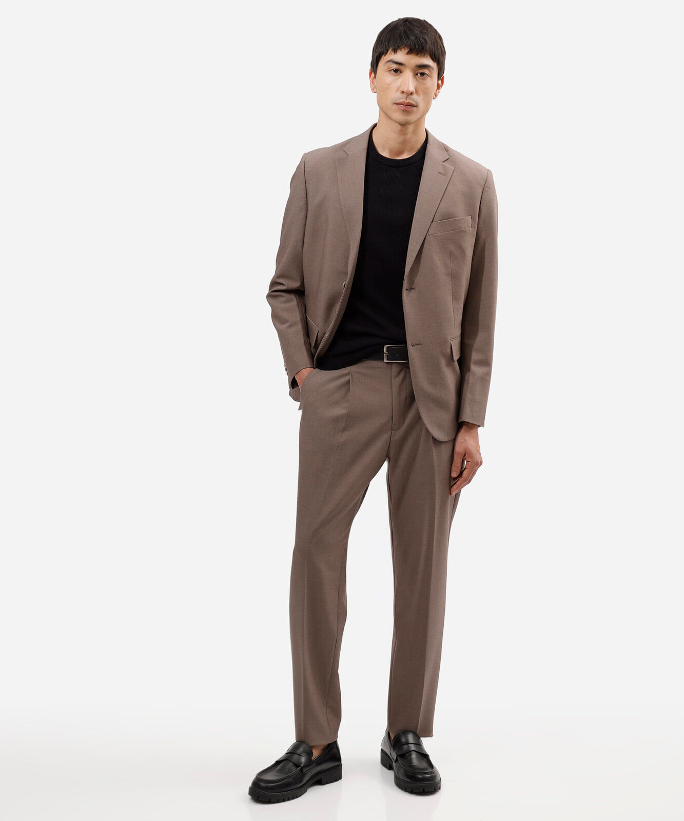 calça masculina de alfaiataria com pregas marrom