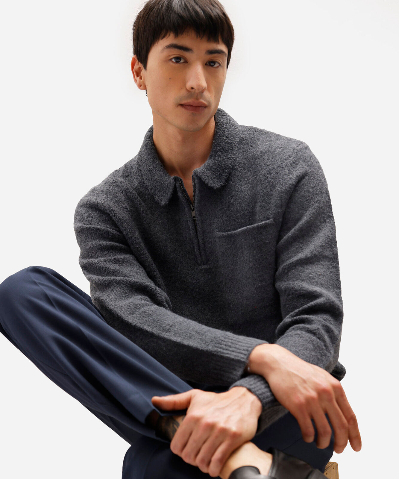 suéter masculino de tricot com bolso e zíper azul