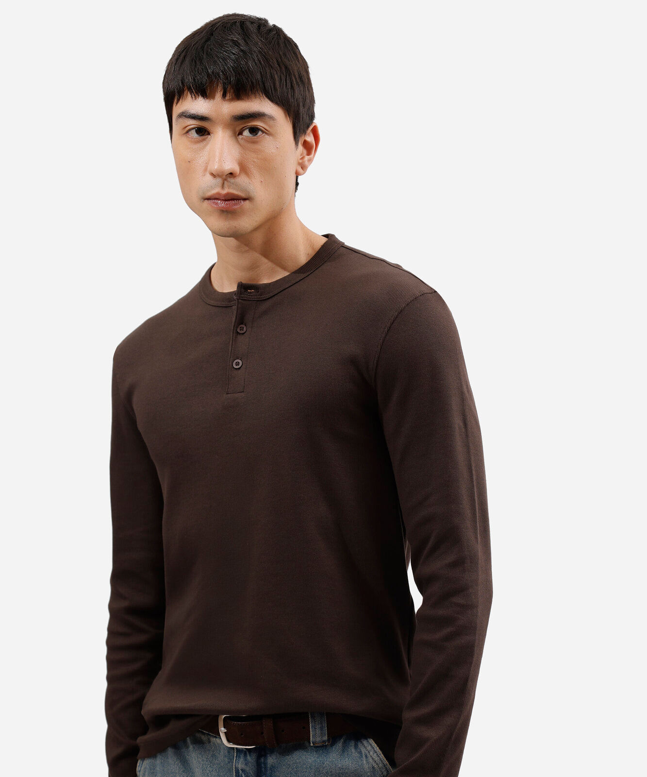 camiseta slim fit de algodão peruano gola henley manga longa marrom