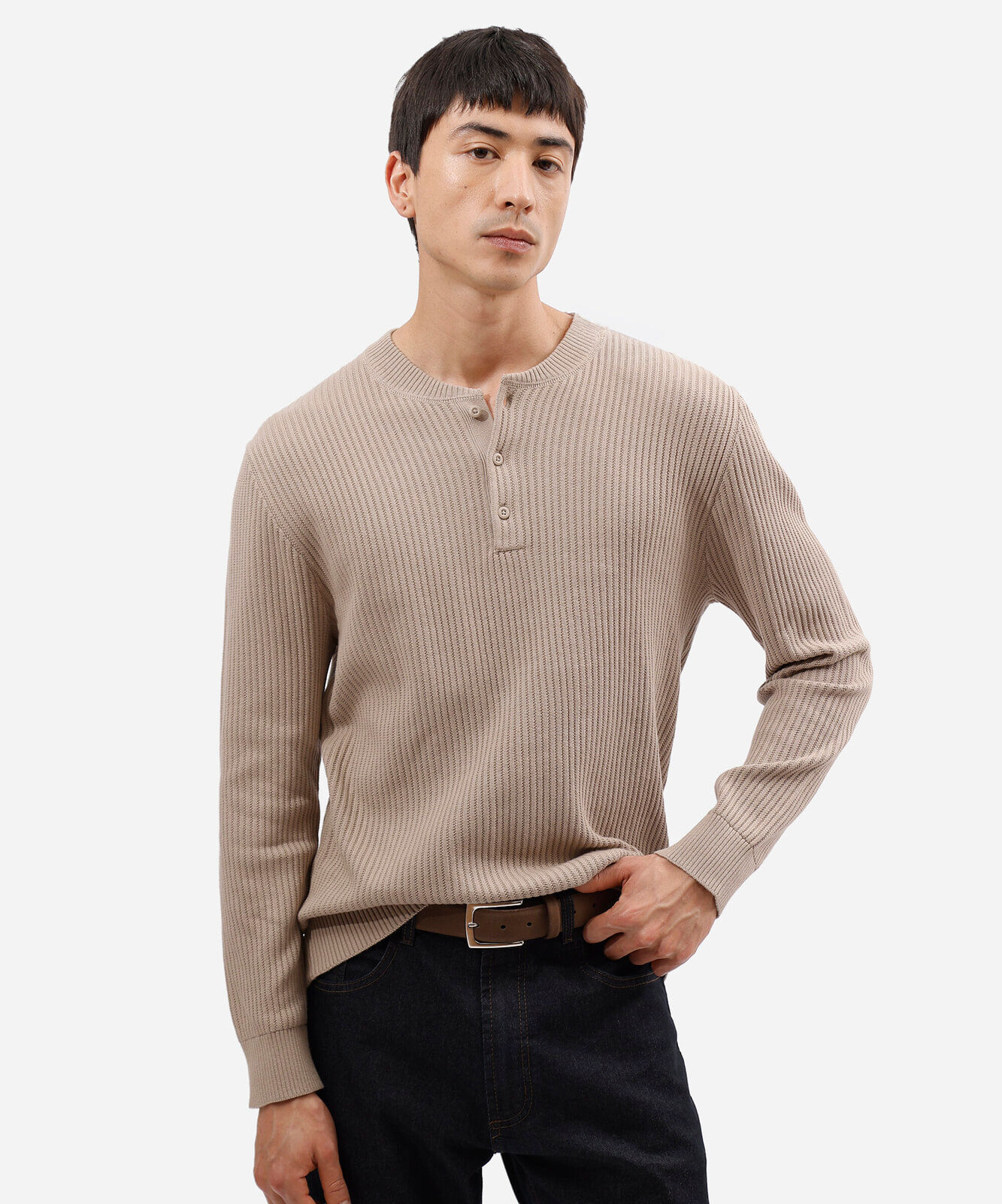 camiseta masculina de tricot gola henley manga longa canelada bege
