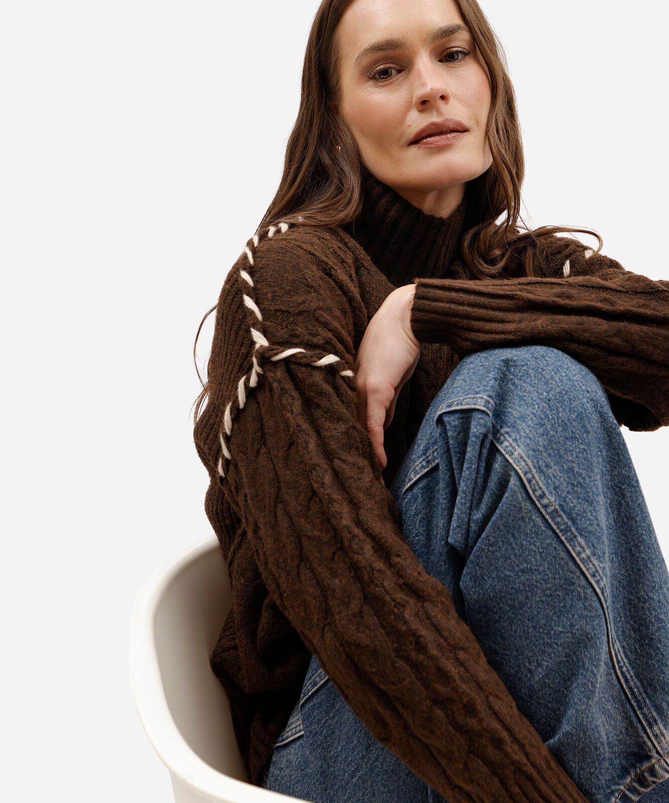 suéter feminino de tricot gola alta com bordado texturizado marrom