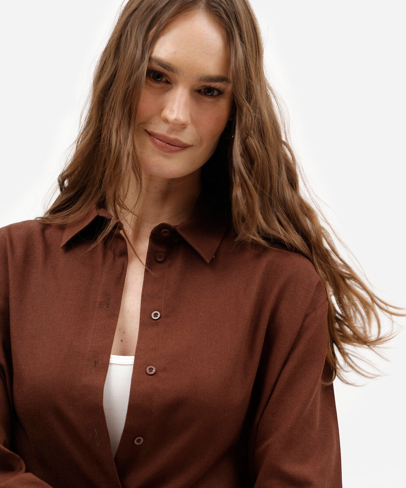 camisa oversized feminina com linho manga longa marrom