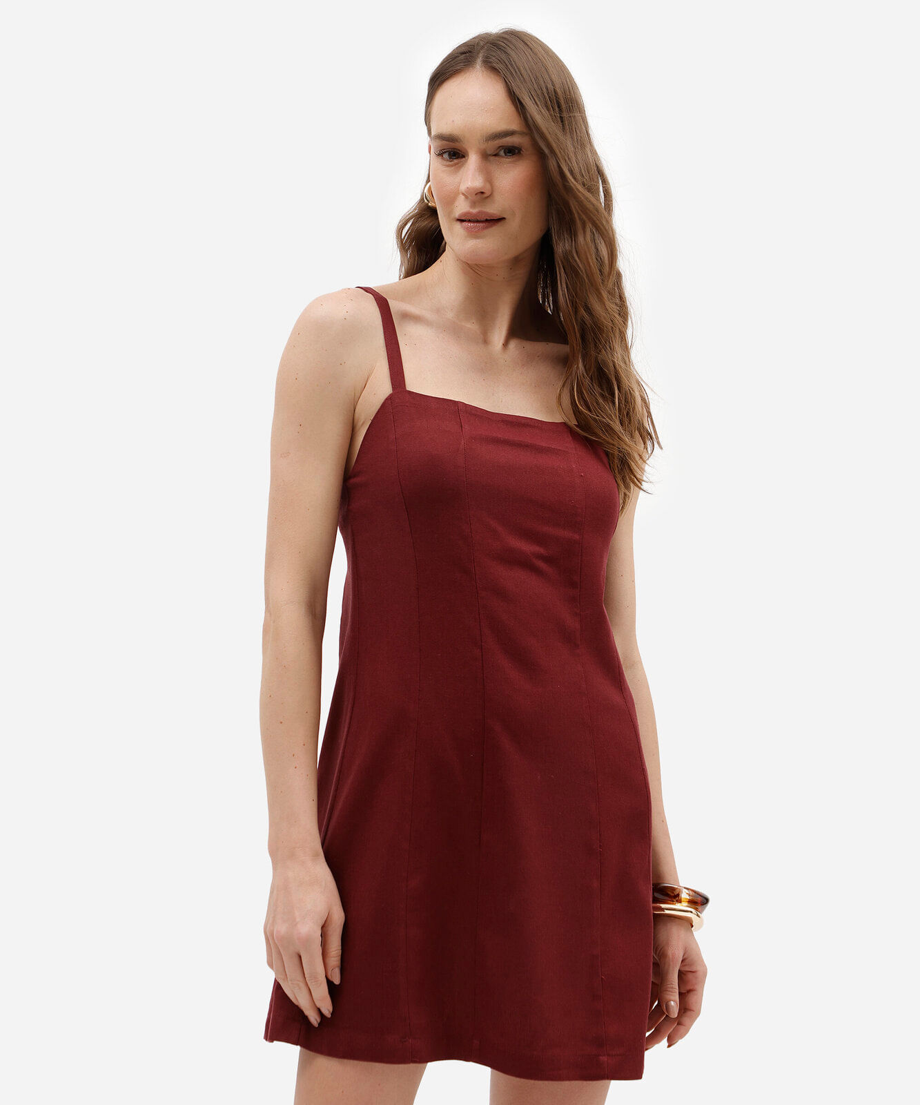 vestido curto alça fina feminino com linho e recortes vinho