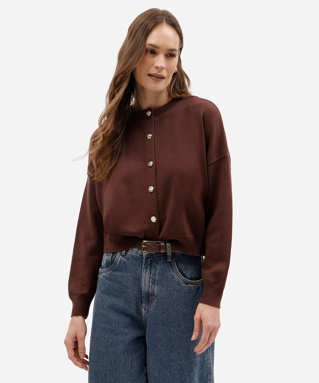 cardigan feminino de tricô com gola redonda e botões marrom