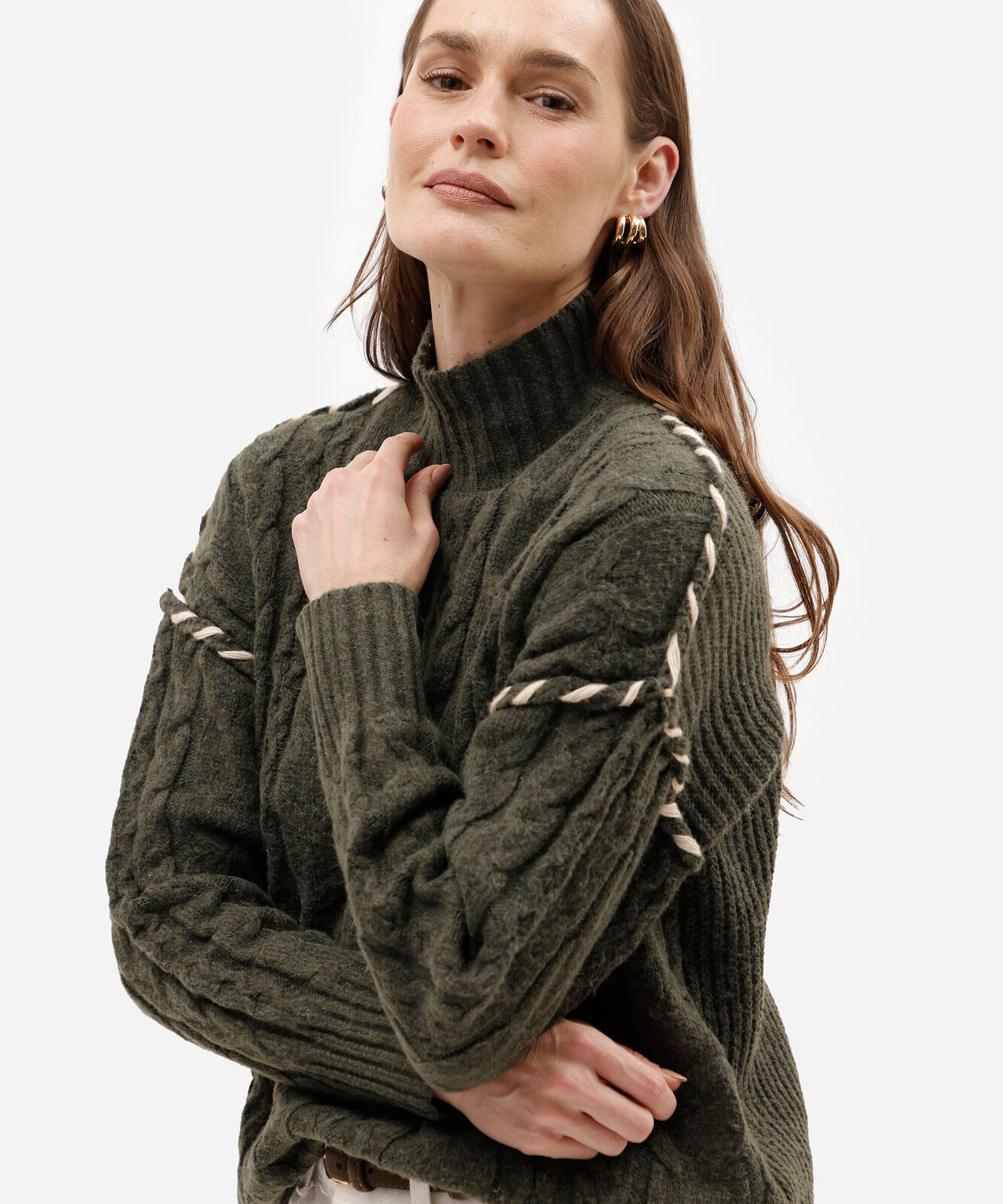 suéter feminino de tricot gola alta com bordado texturizado verde