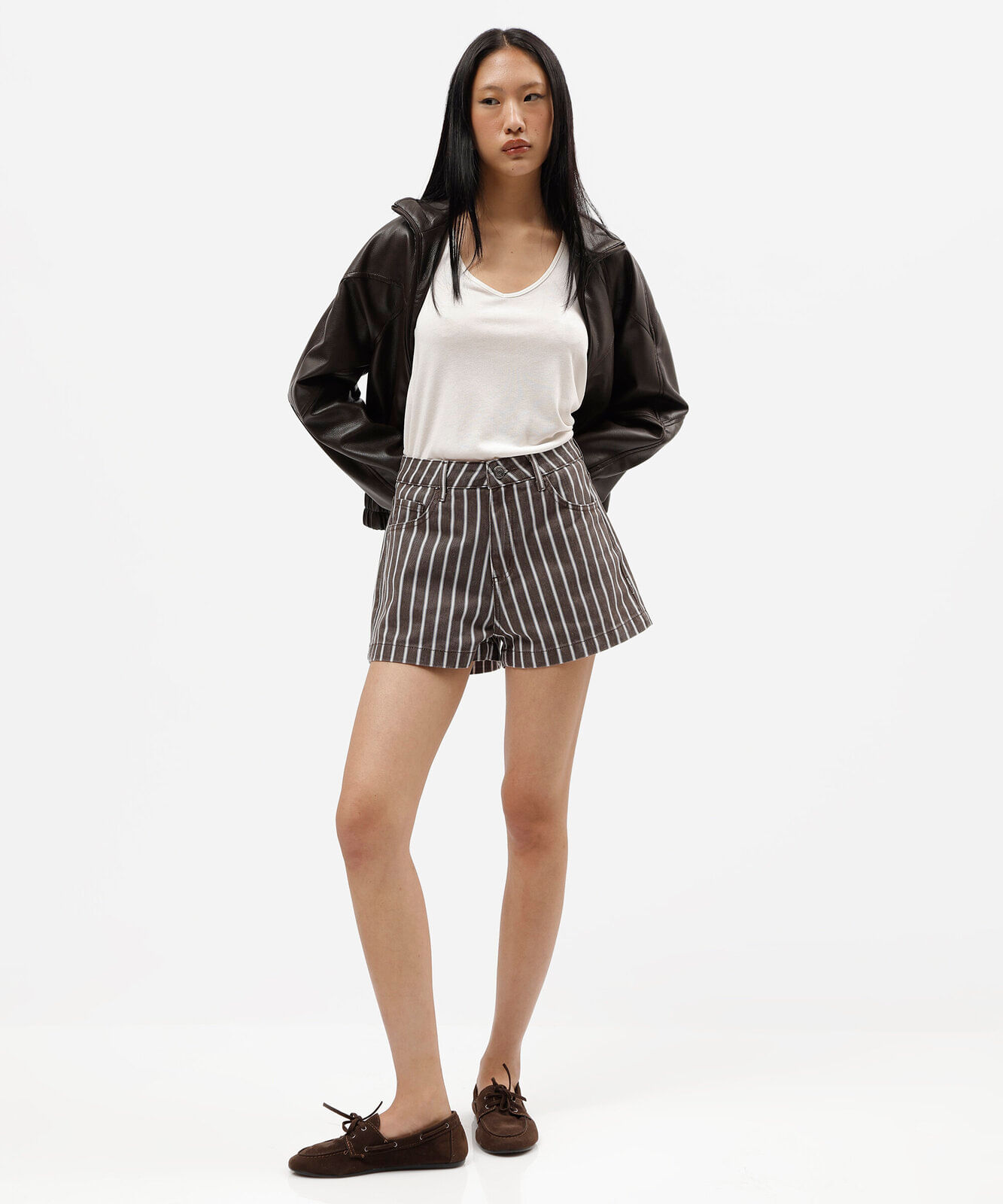 short boy feminino de sarja cintura média listrado marrom