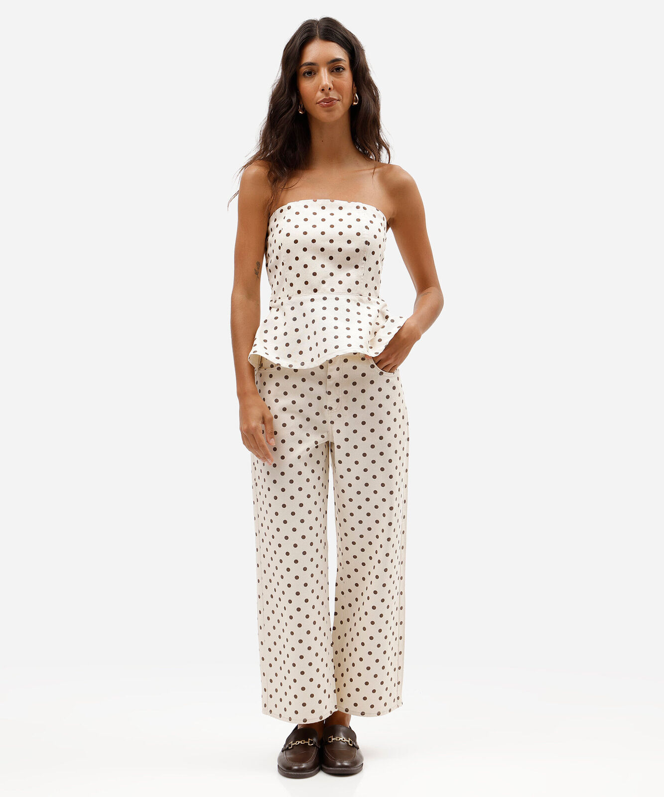 calça pantacourt feminina de sarja com estampa poá off white