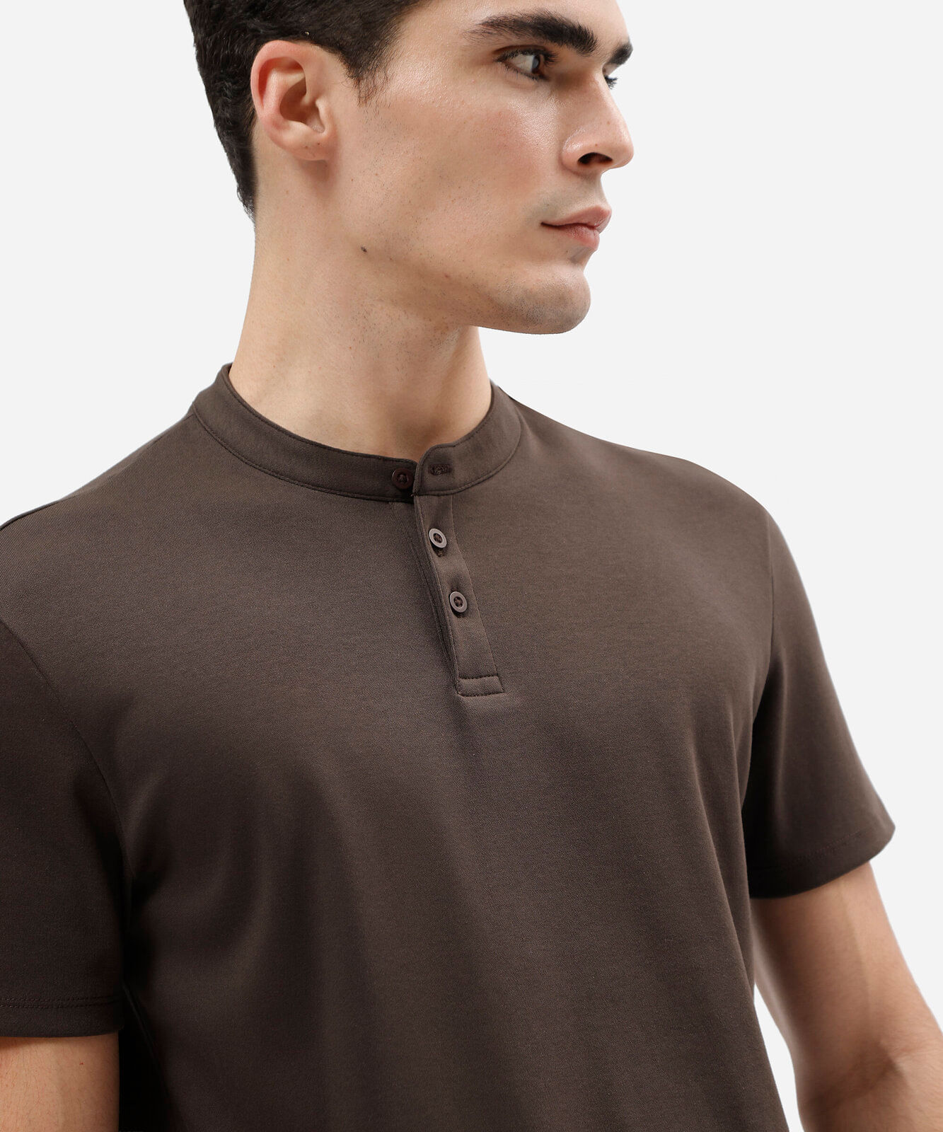 camiseta masculina de algodão peruano gola henley manga curta marrom