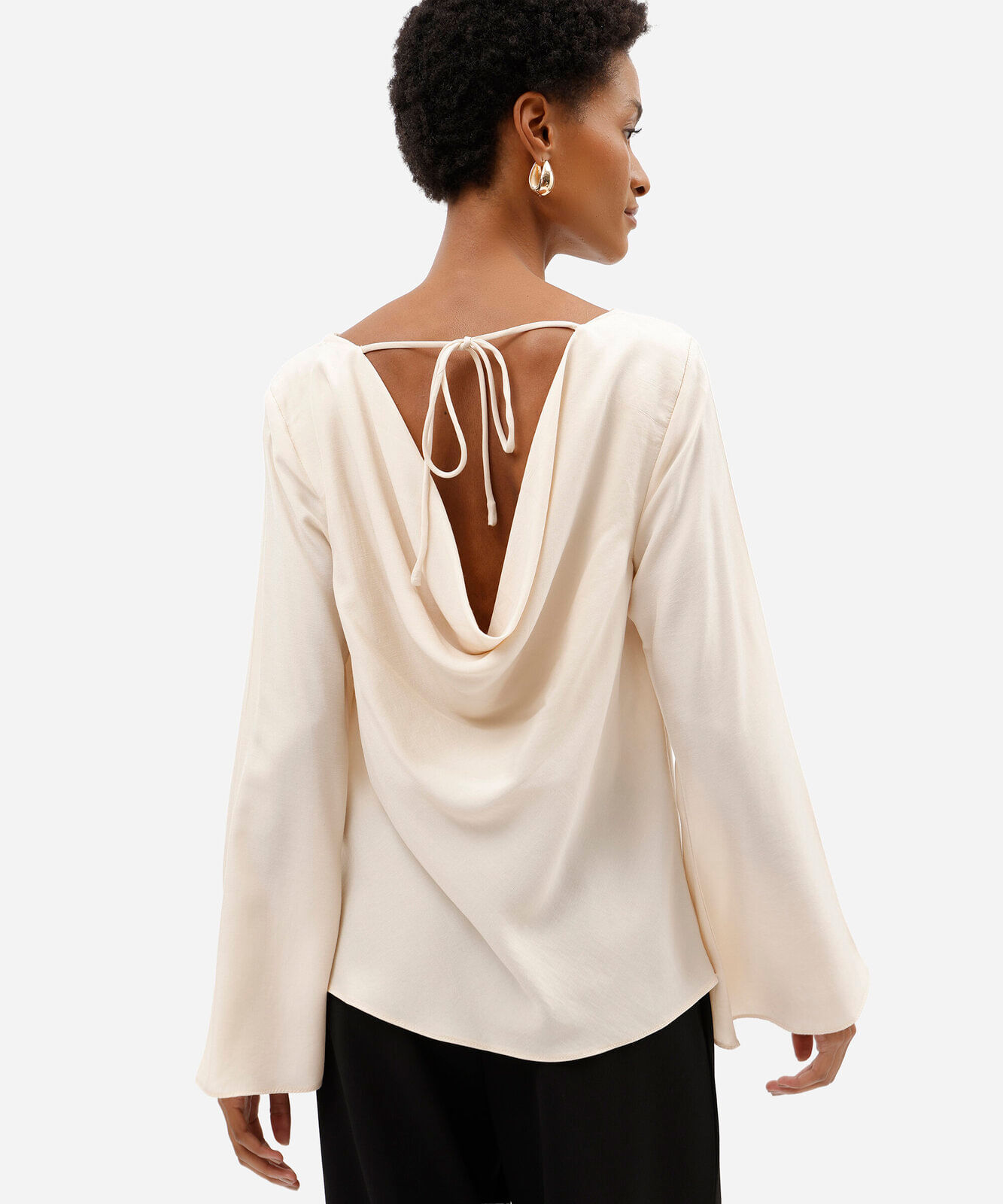blusa feminina decote degagê manga longa acetinada bege