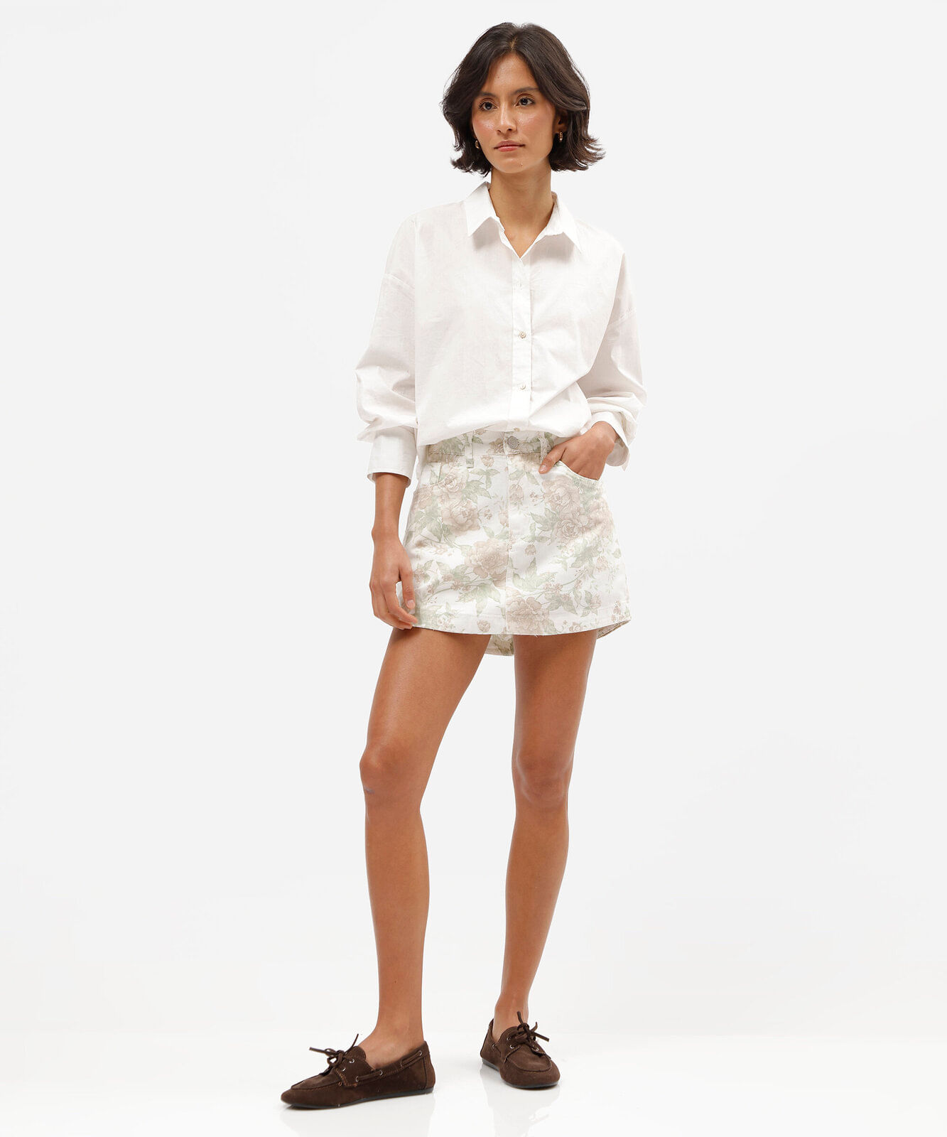 short saia feminino de sarja cintura média floral off white