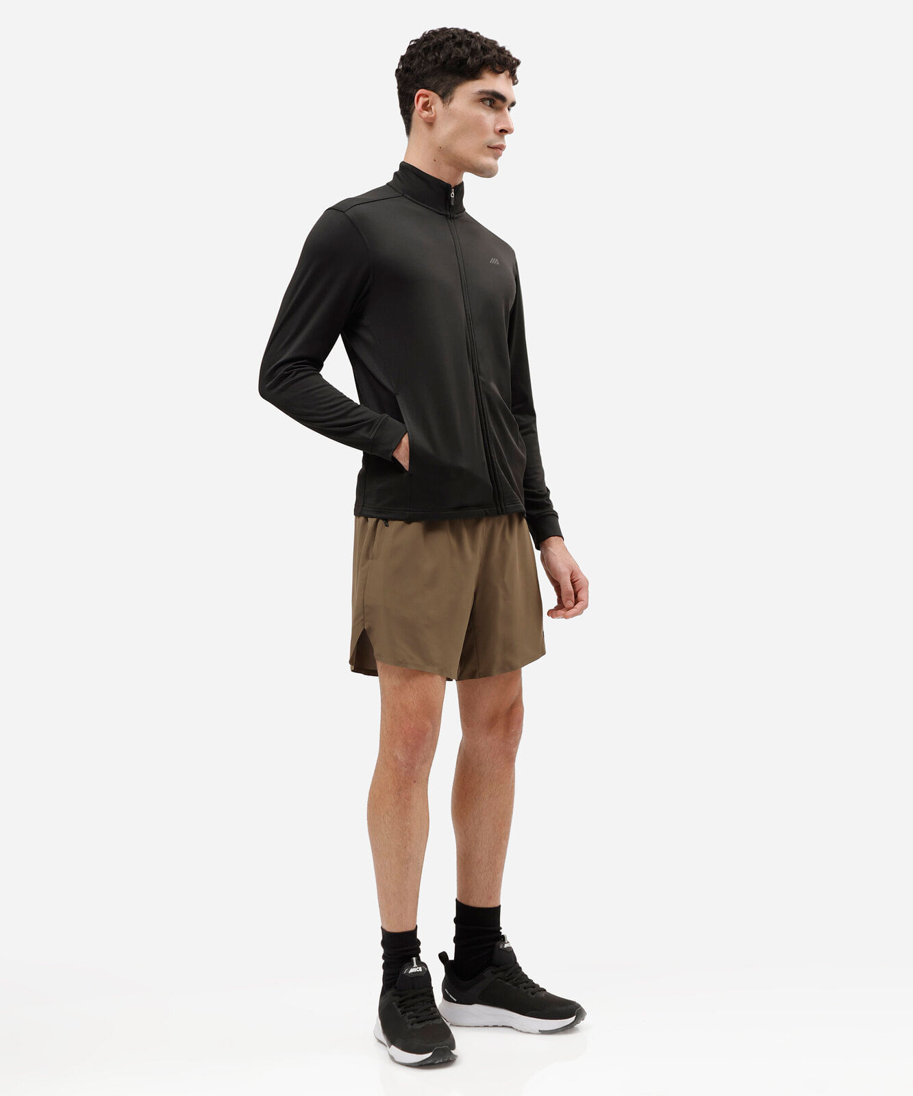 short esportivo masculino com bermuda interna e bolsos com zíper marrom