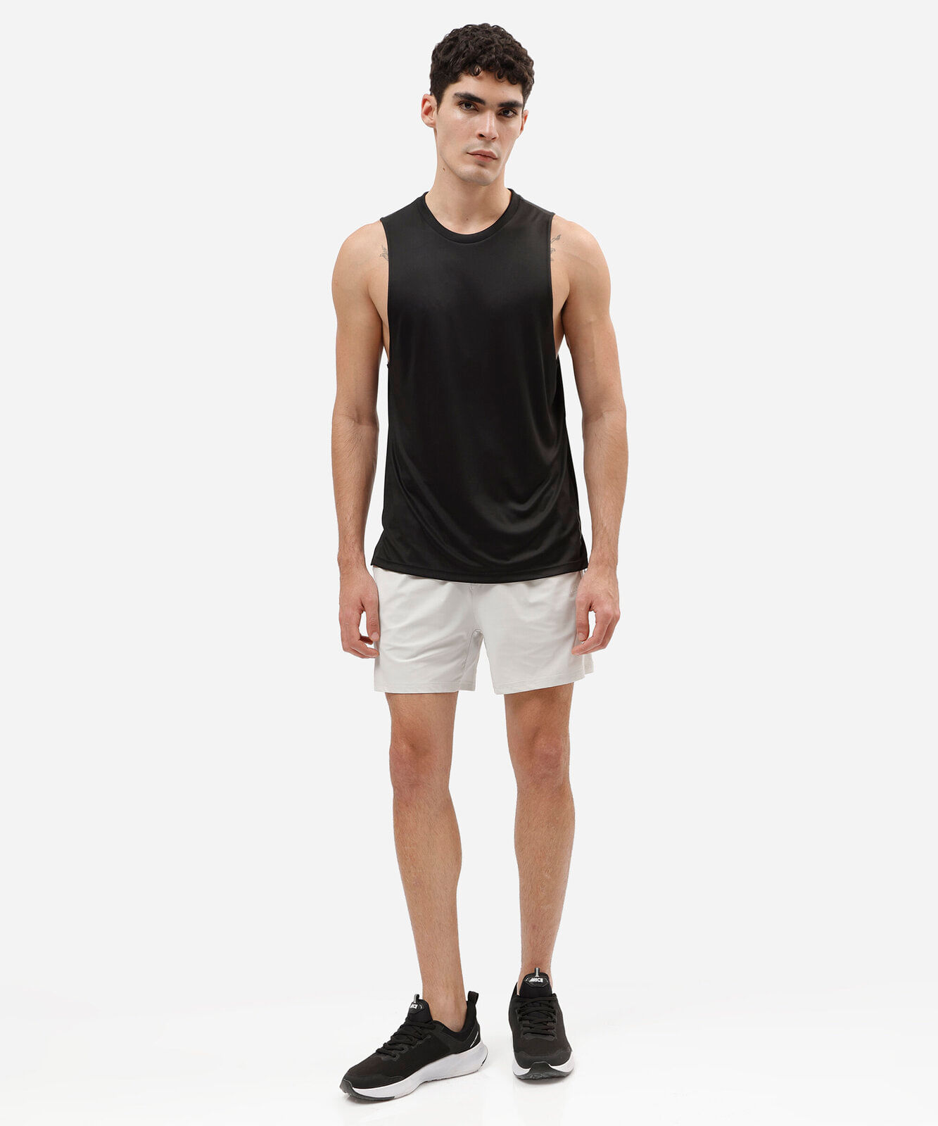short masculino de poliamida esportiva com recorte e nervuras cinza