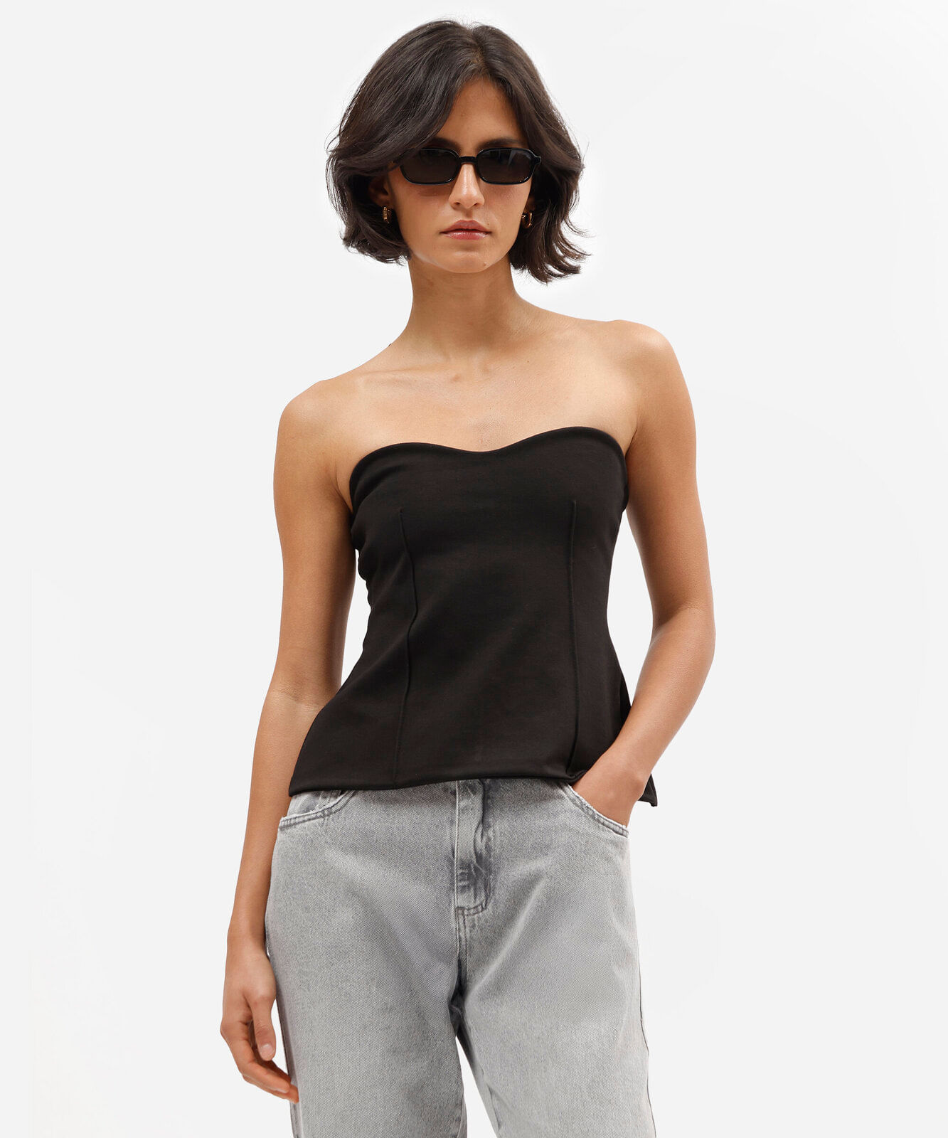 top feminino estruturado estilo corset sem alças com decote coração preto