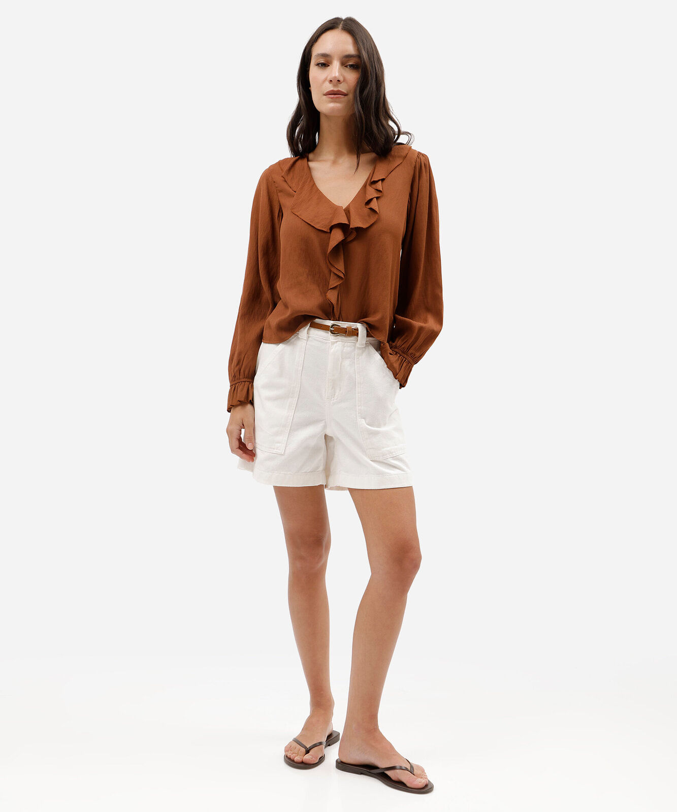 short feminino de sarja com cinto cintura alta off white