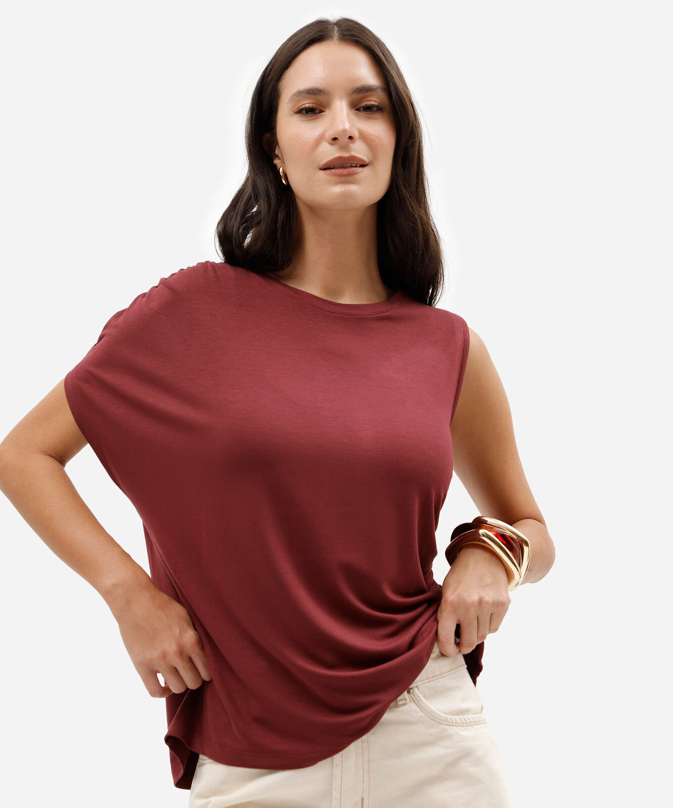 blusa feminina de viscose decote canoa franzida assimétrica vinho