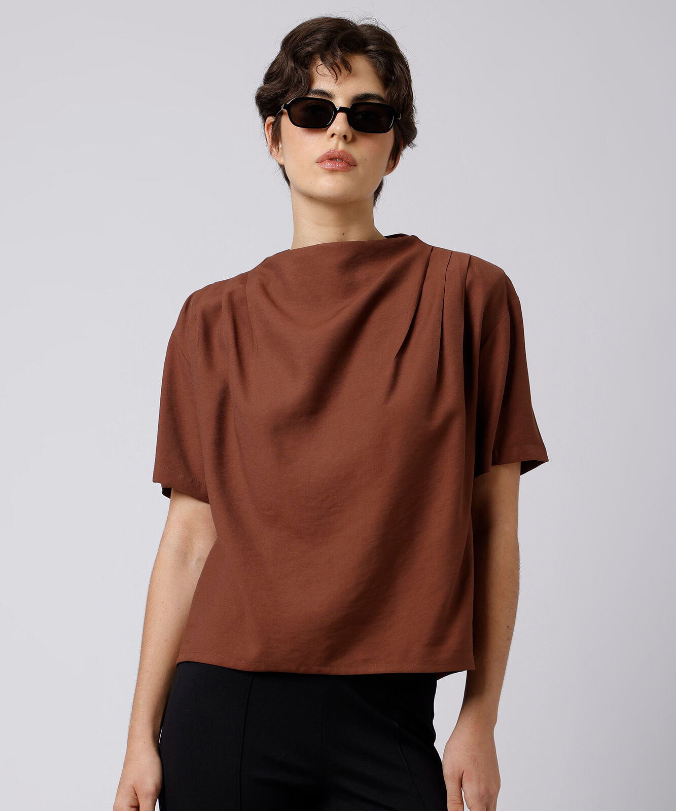 blusa feminina com pregas manga curta mindset marrom