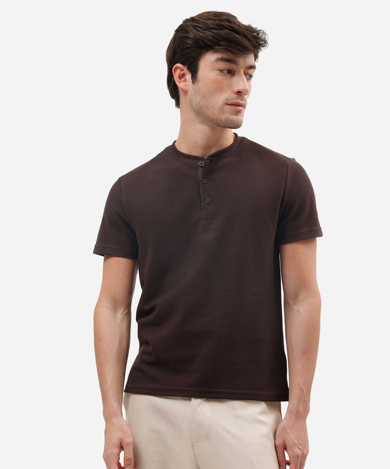 camiseta henley masculina slim em malha favo marrom