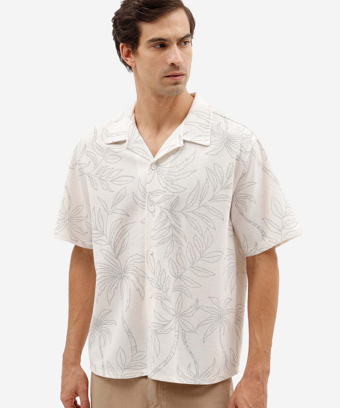 camisa masculina relaxed com gola cubana e estampa de folhagem off white