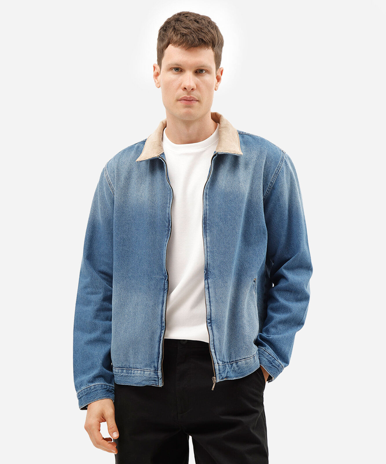 jaqueta jeans masculina com gola contraste e fechamento em zíper azul
