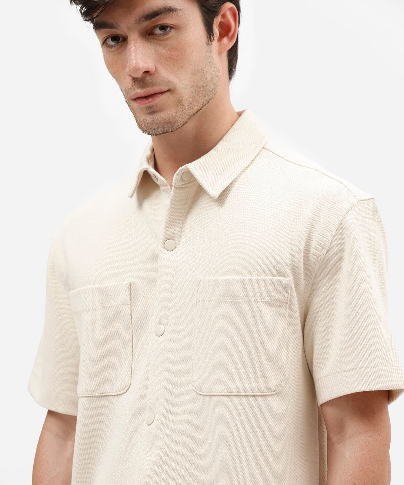 camisa masculina manga curta com bolso bege