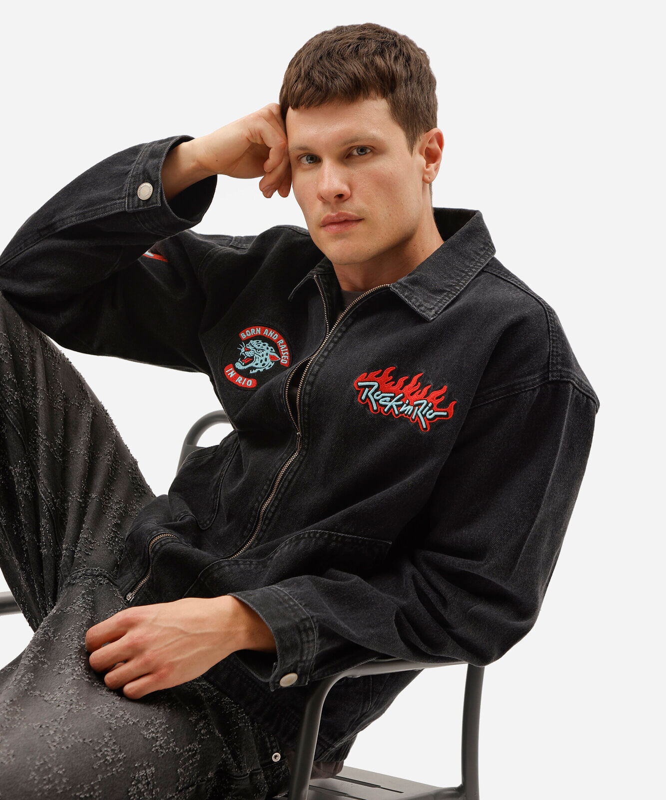 jaqueta masculina jeans com bordados estonada rock in rio preta