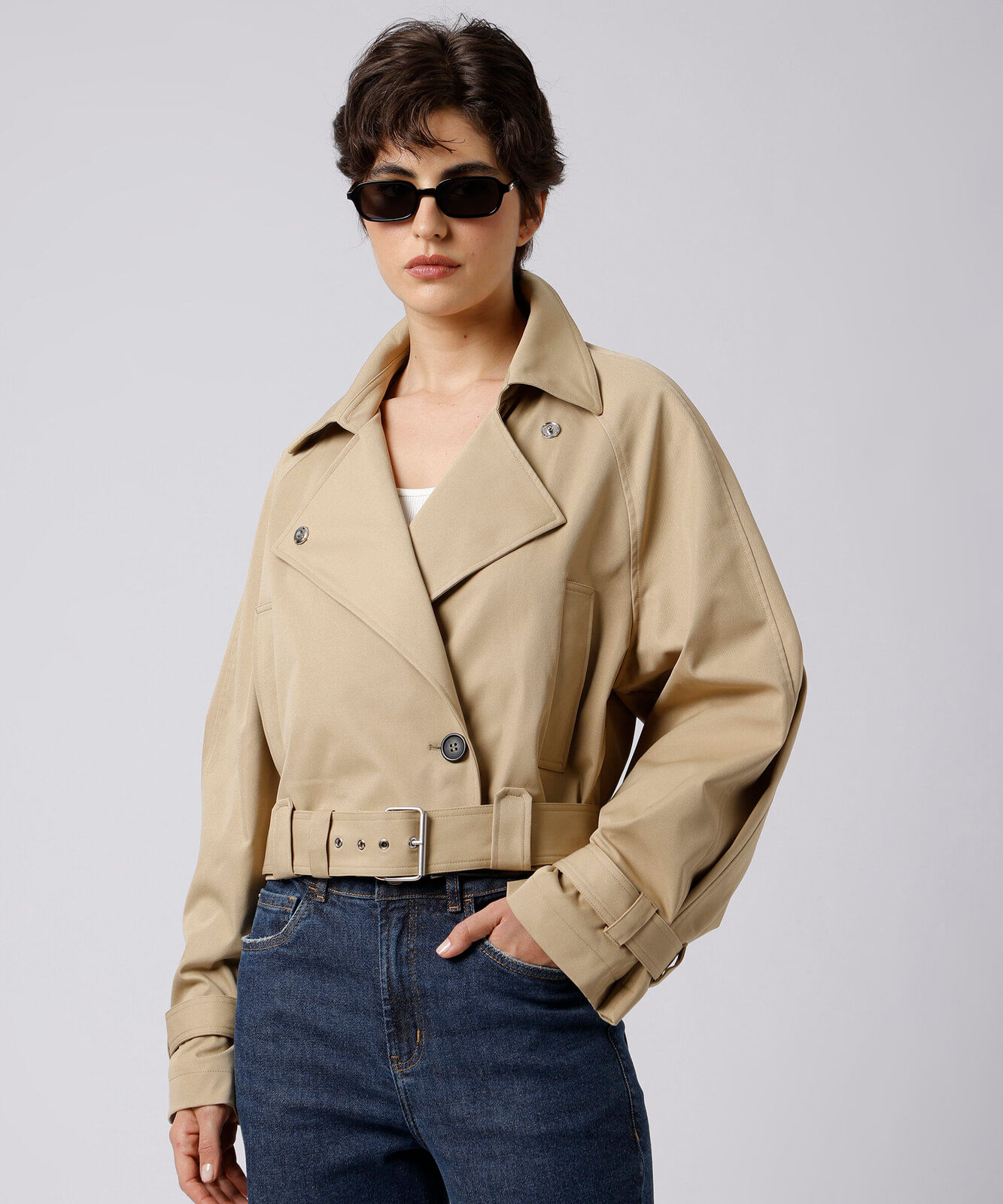 casaco trench coat feminino cropped com cinto mindset bege