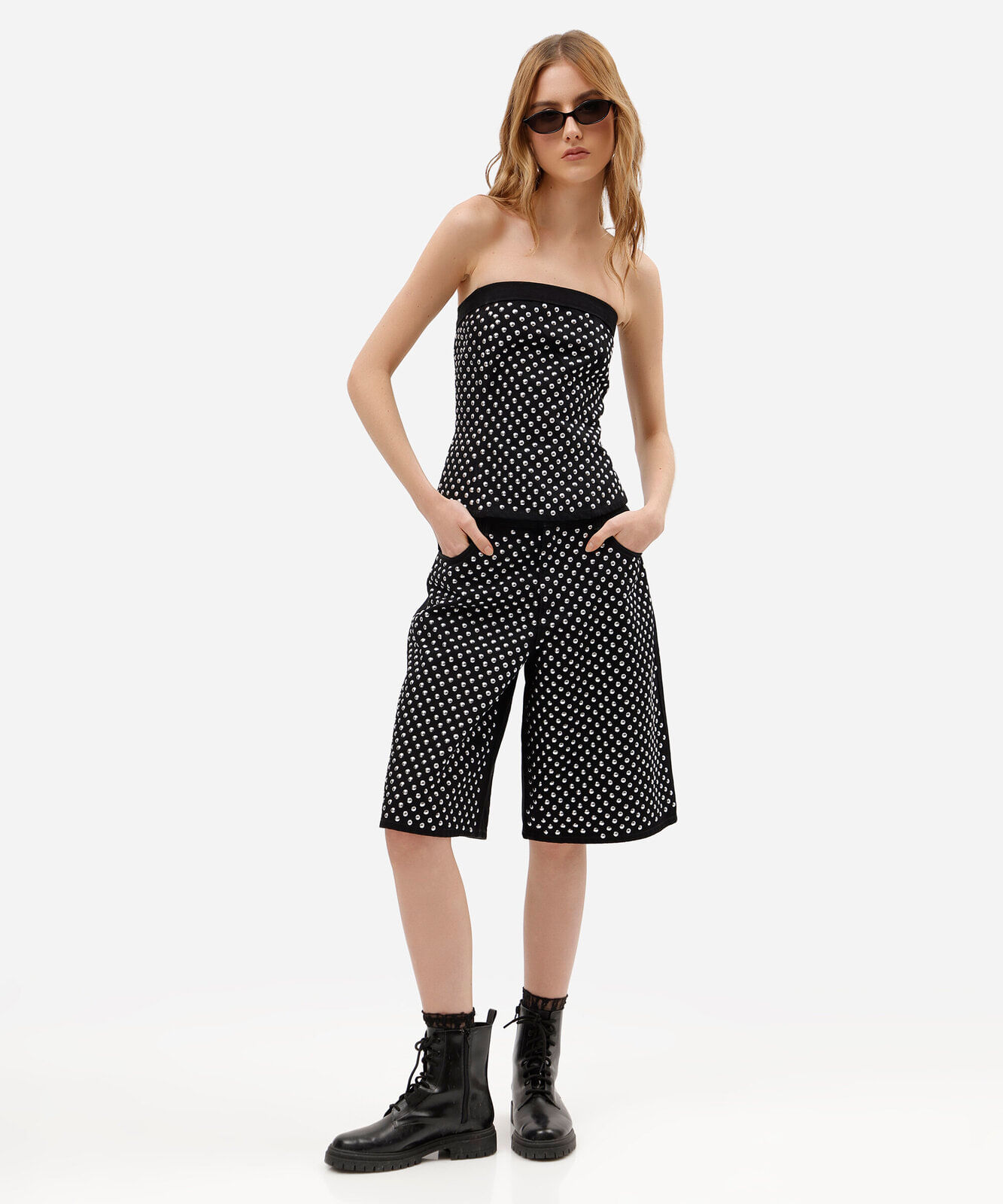 bermuda jorts feminina jeans com tachas cintura baixa preta