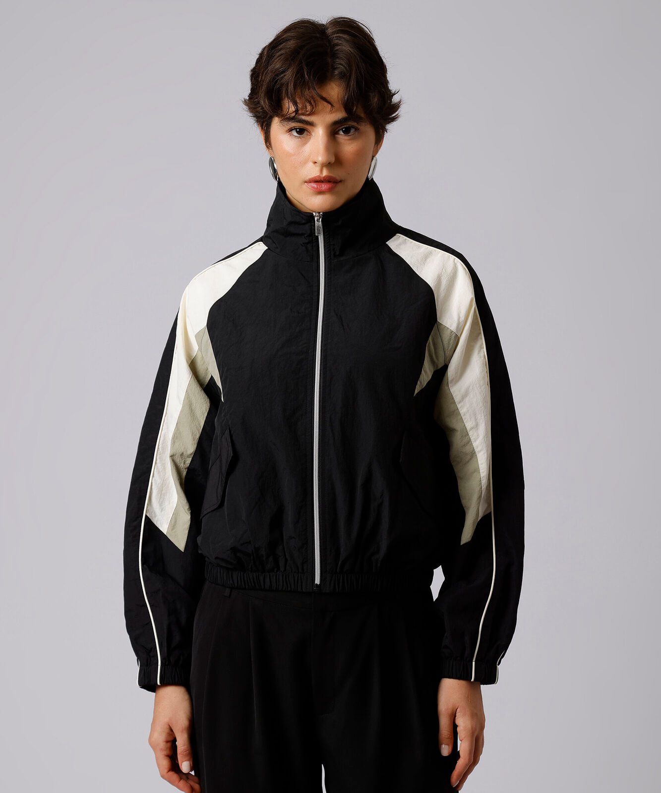 jaqueta bomber feminina de poliamida gola funnel neck com recortes mindset preta