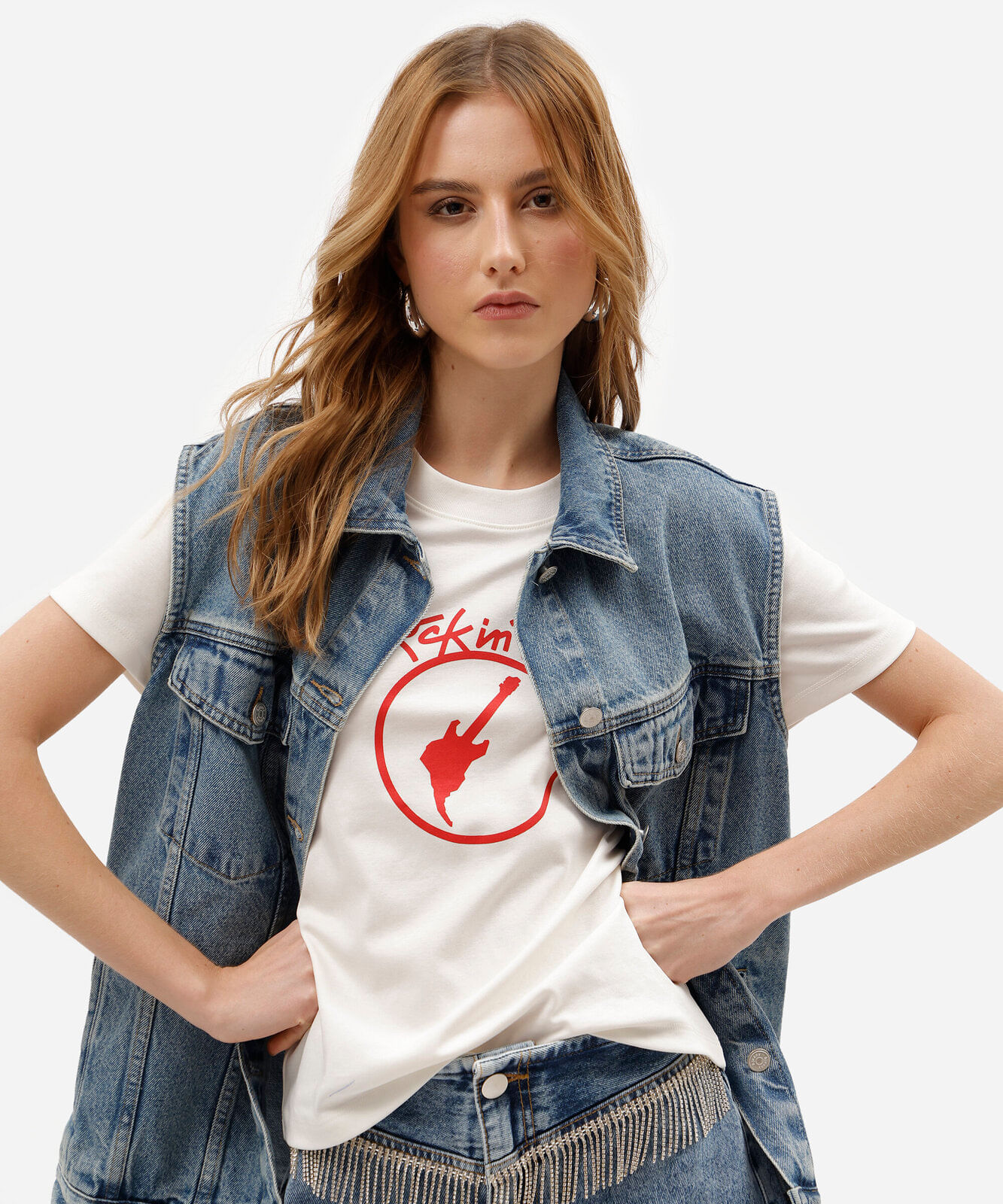camiseta slim fit feminina de algodão peruano manga curta rock in rio off white