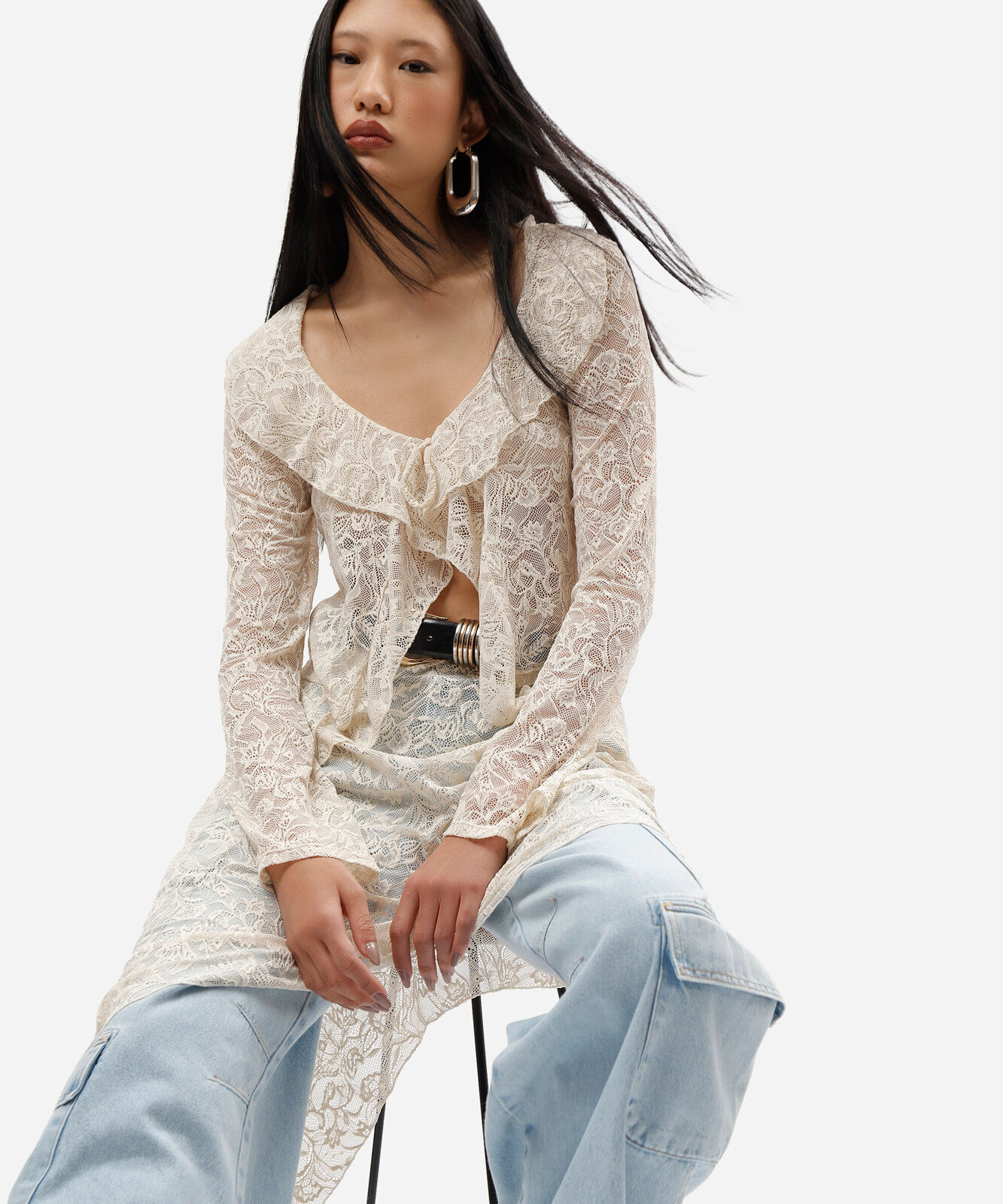 blusa feminina de renda decote v manga longa com babado bege