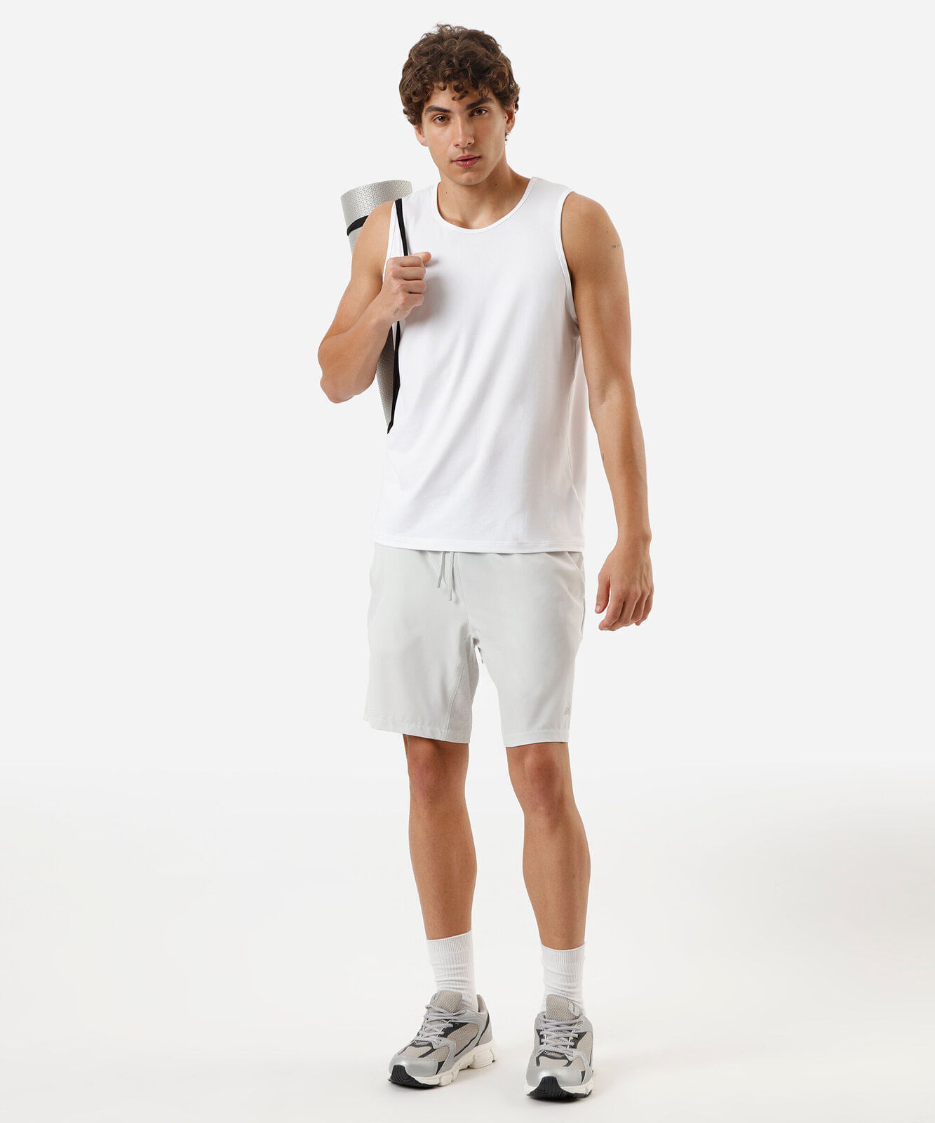short masculino esportivo com recortes cinza