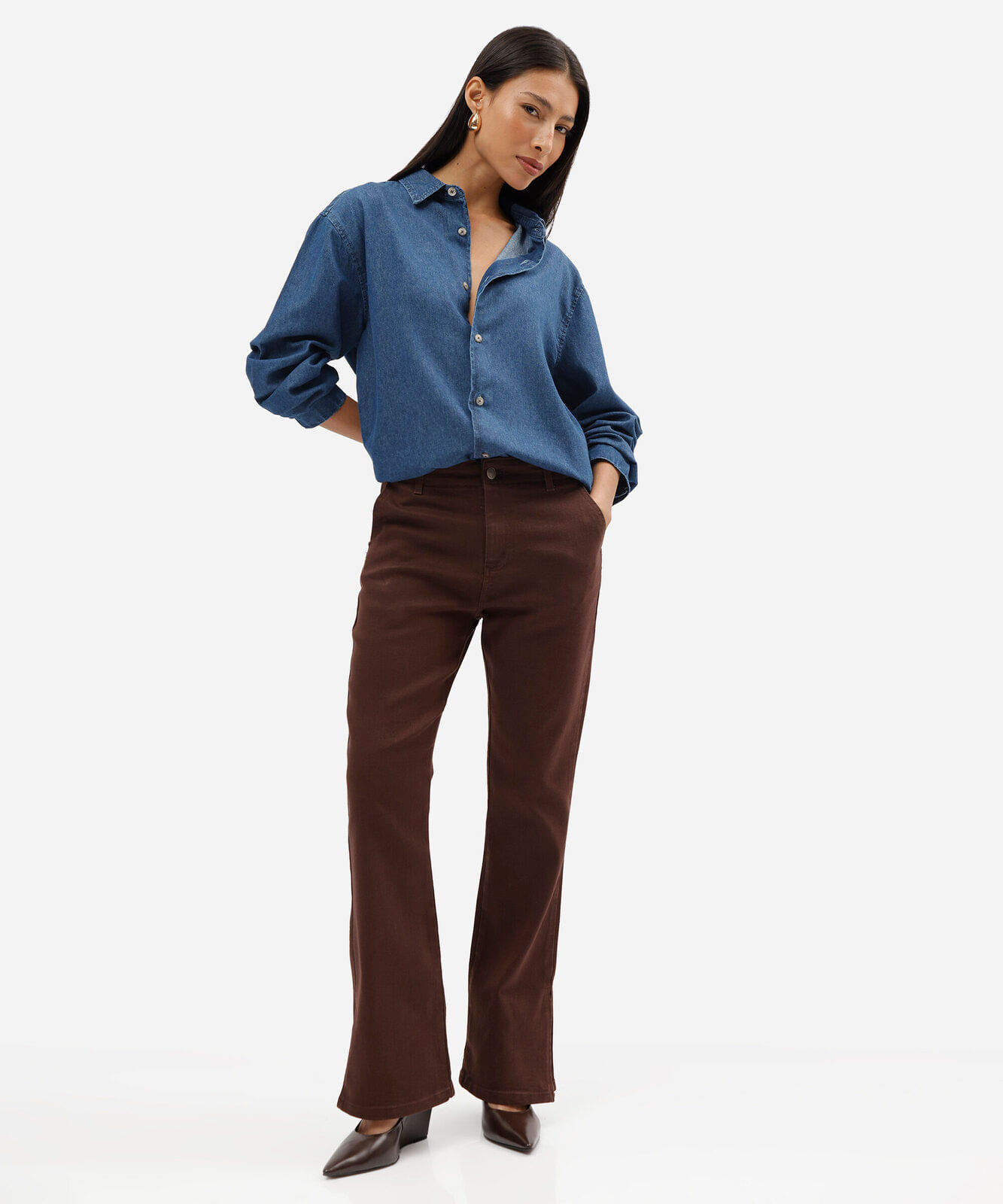 calça boot cut petit feminina de sarja com fenda sawary marrom