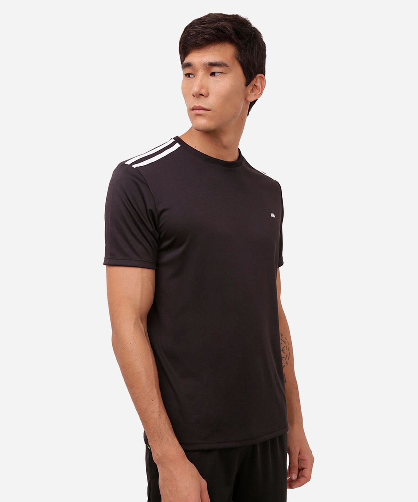 camiseta masculina esportiva com listras preta