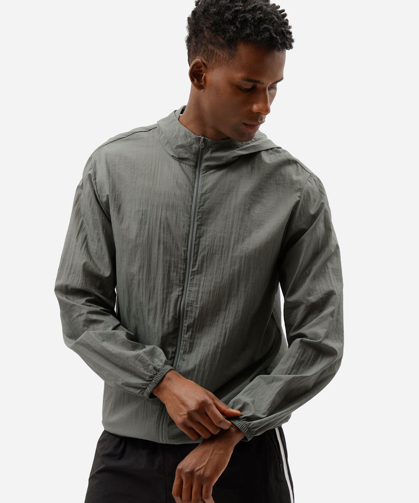 jaqueta esportiva masculina de poliamida com capuz texturizada verde