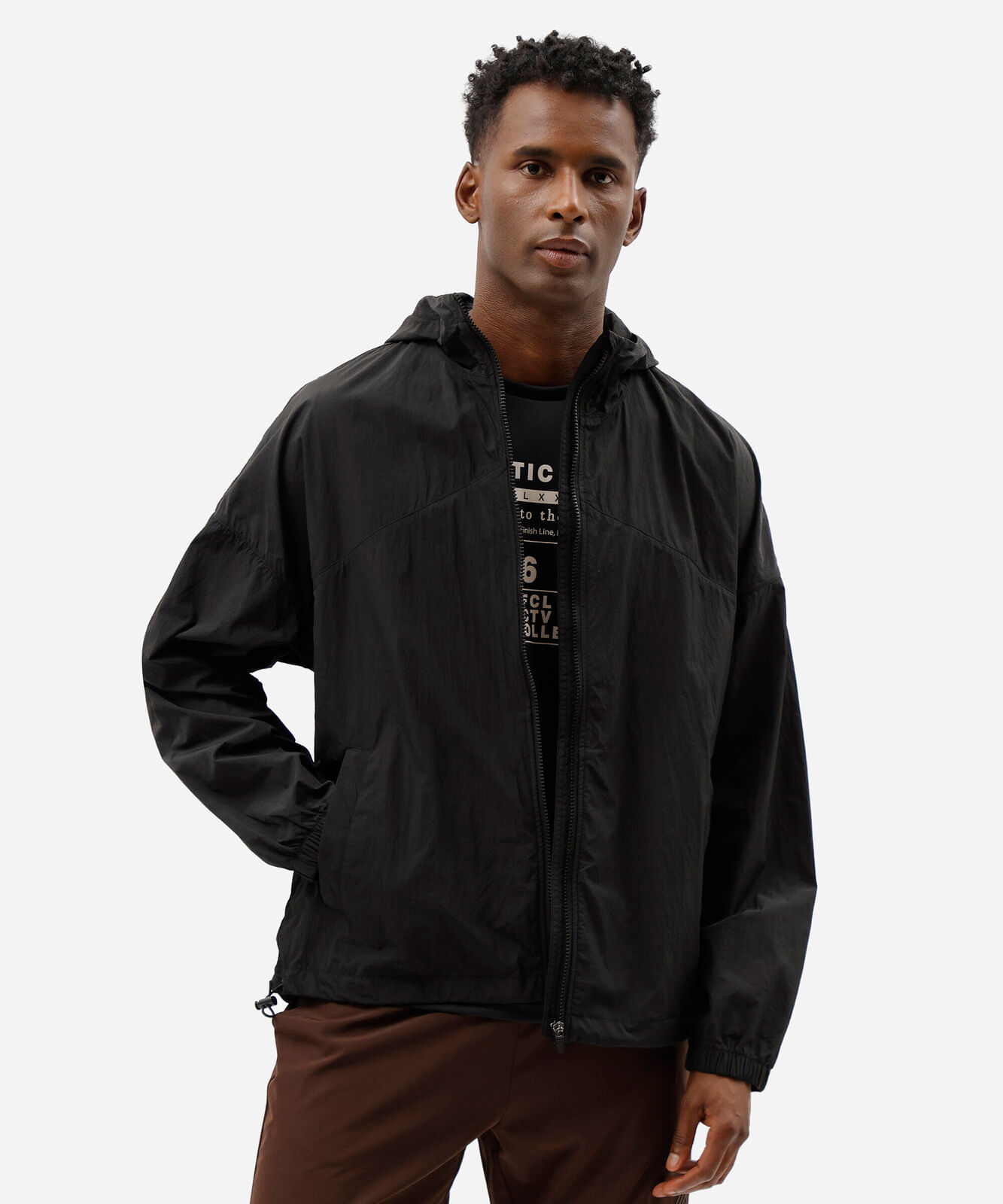 jaqueta esportiva masculina de poliamida com capuz preta