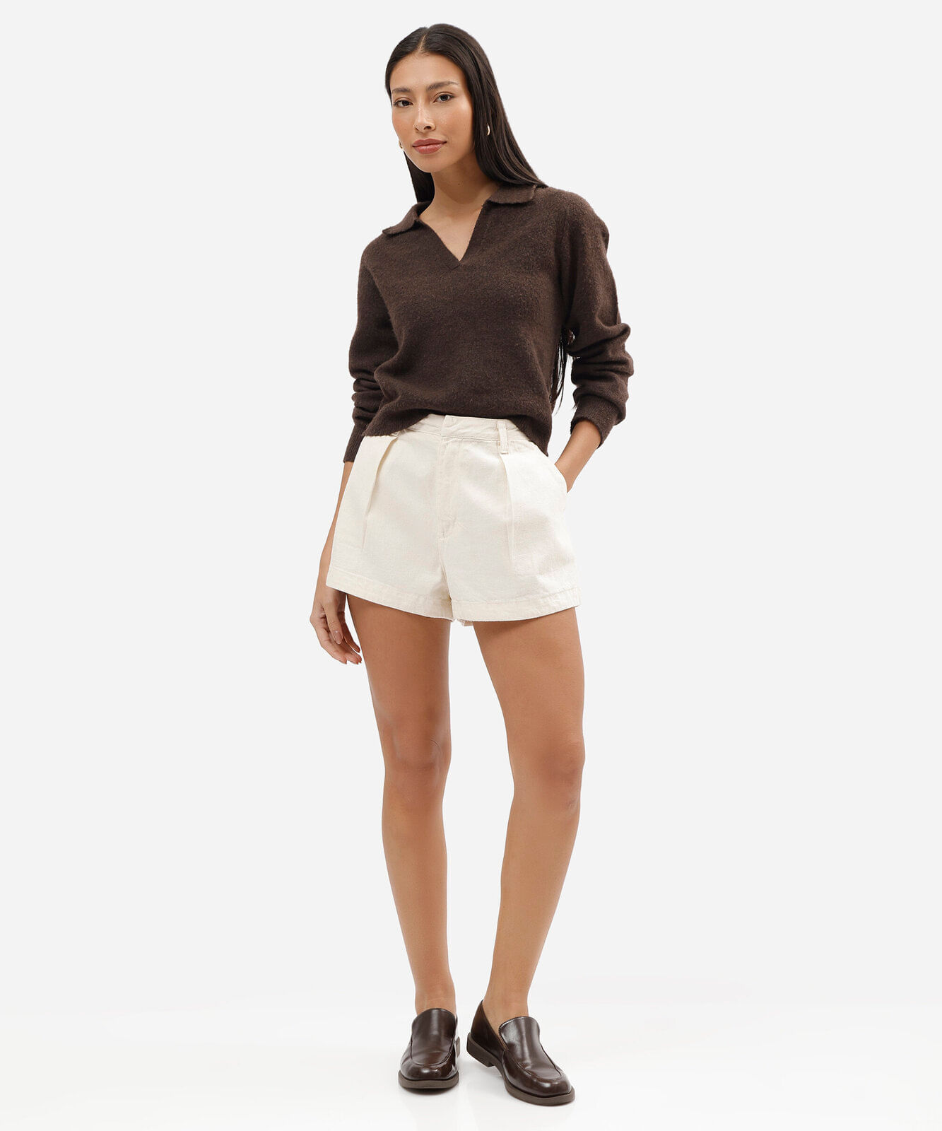 short feminino de sarja com pregas cintura alta bege