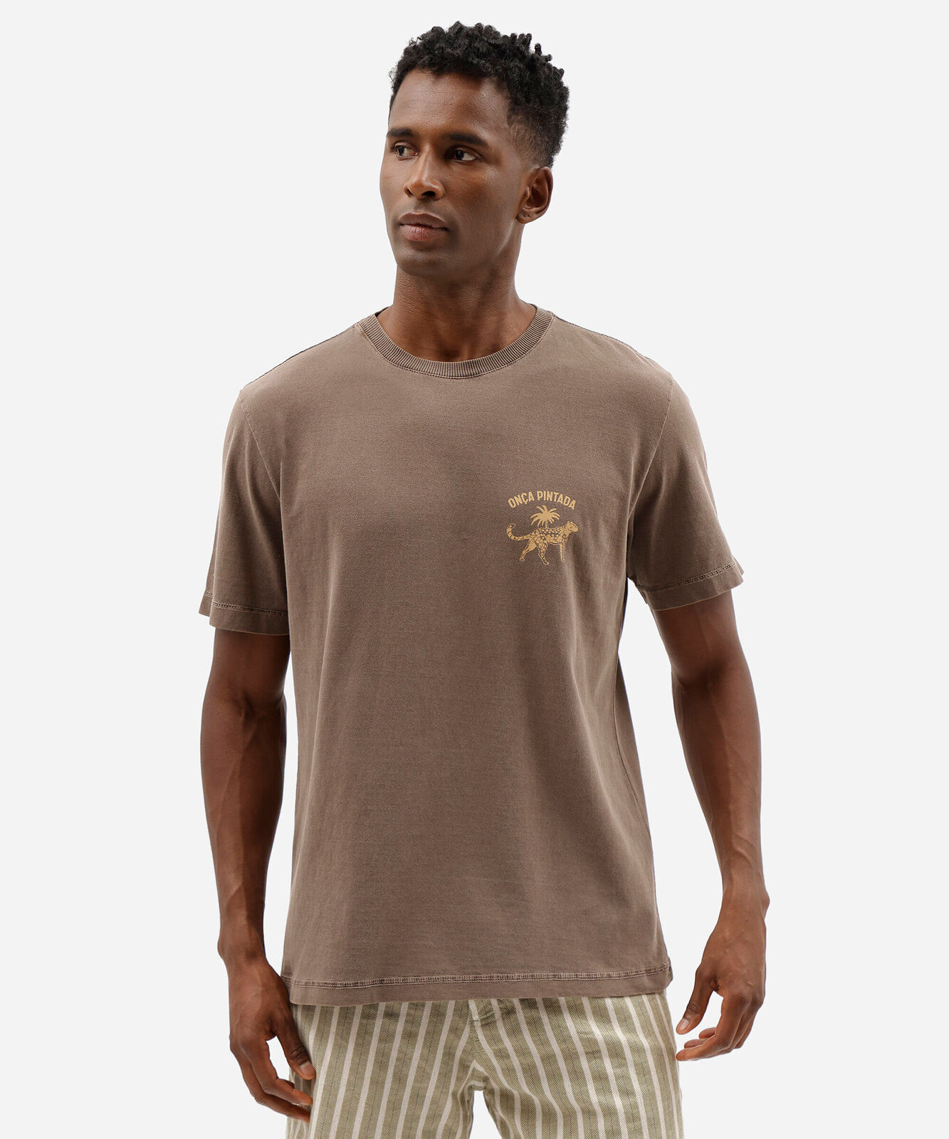 camiseta masculina de algodão manga curta estampada marrom