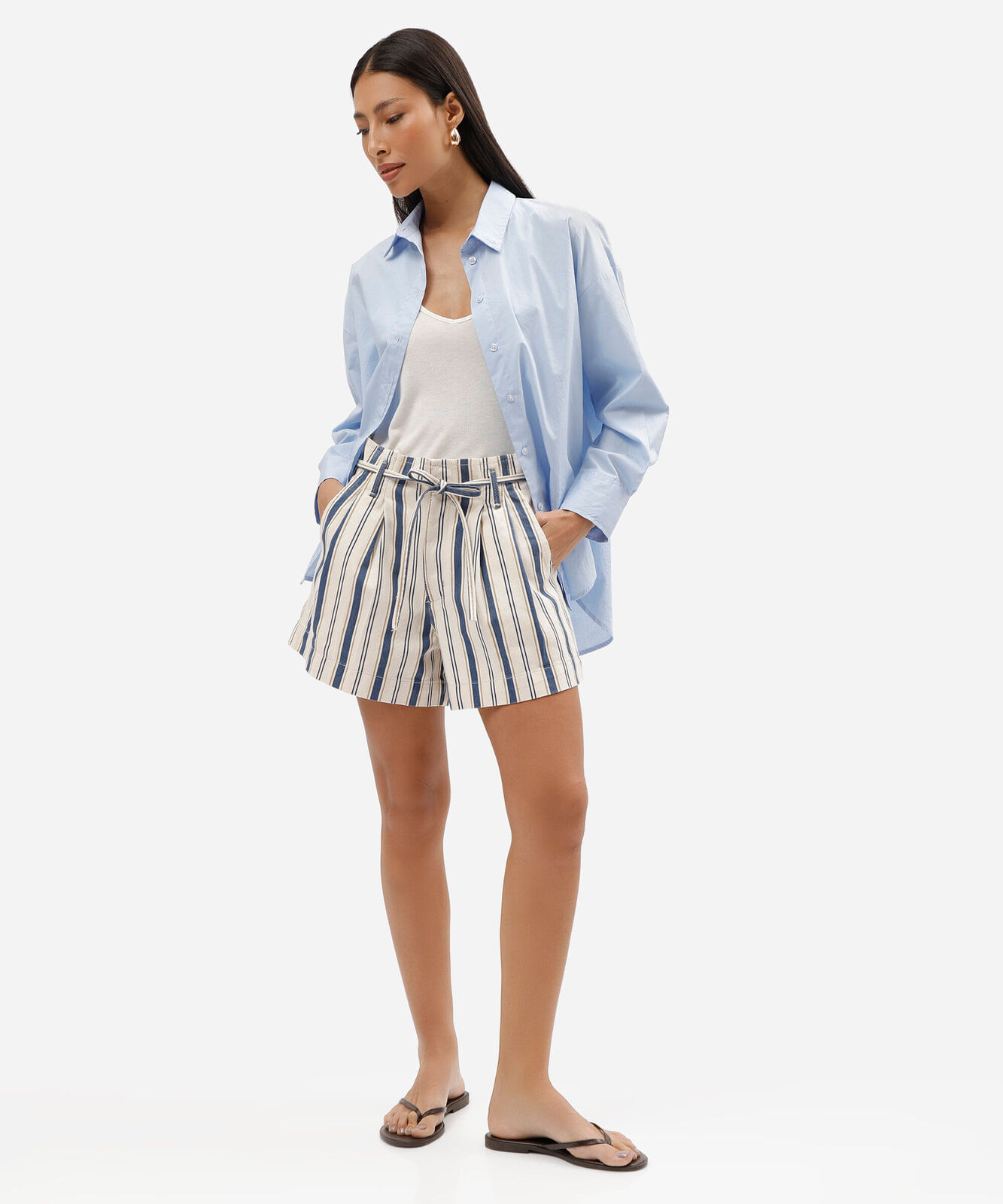 short clochard feminino de sarja com pregas listrado off white