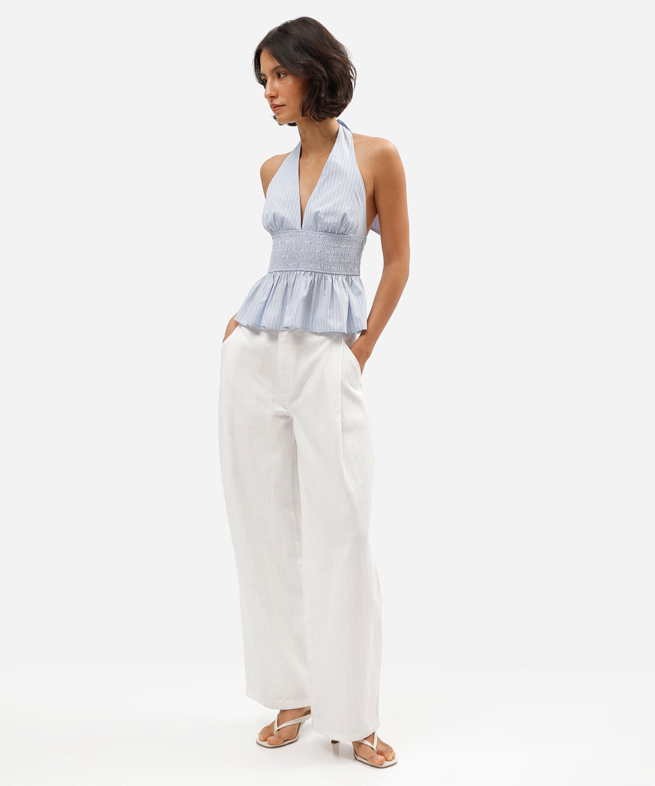 calça balloon cropped feminina de sarja cintura média com pregas texturizada off