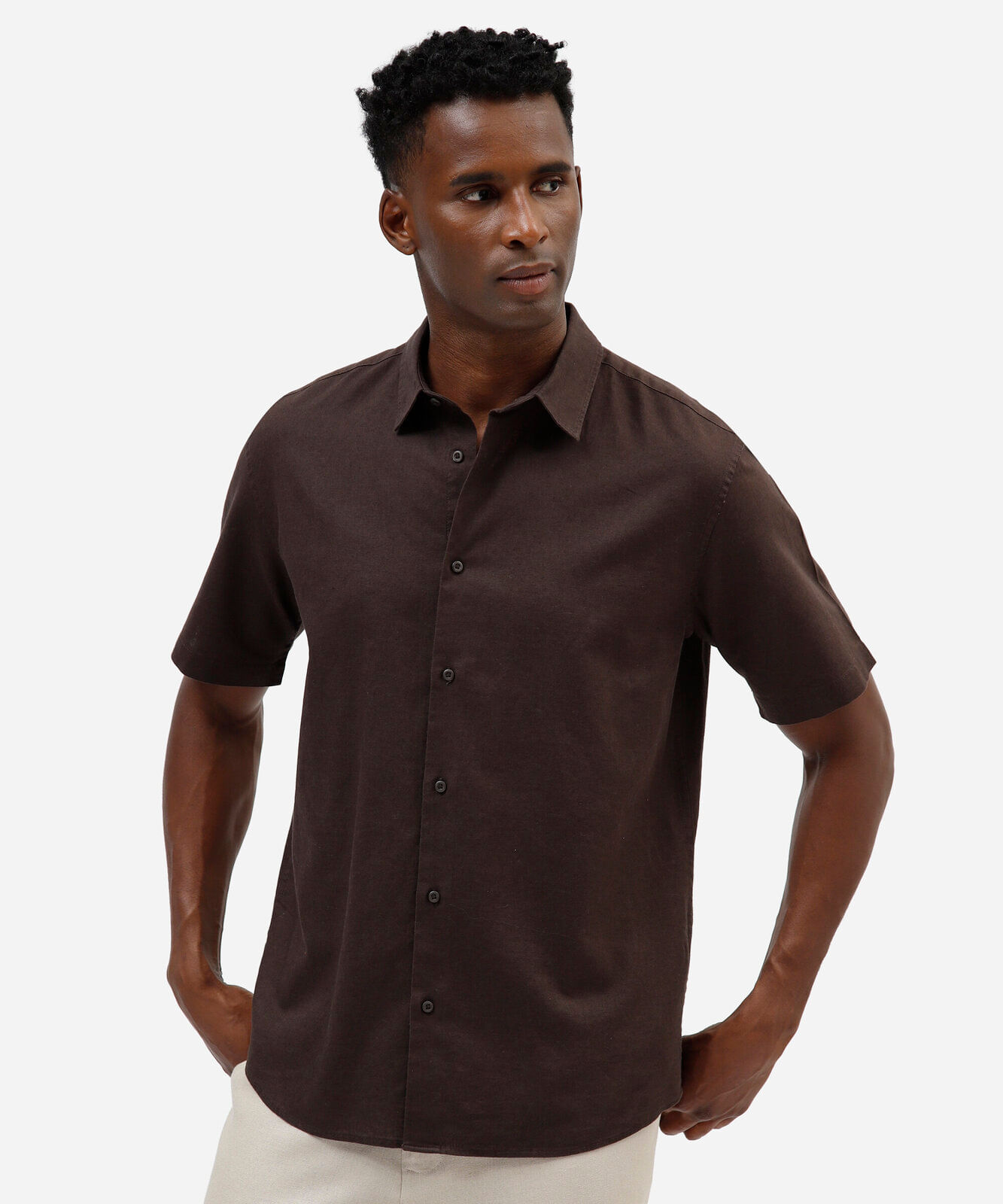 camisa comfort masculina com linho manga curta marrom