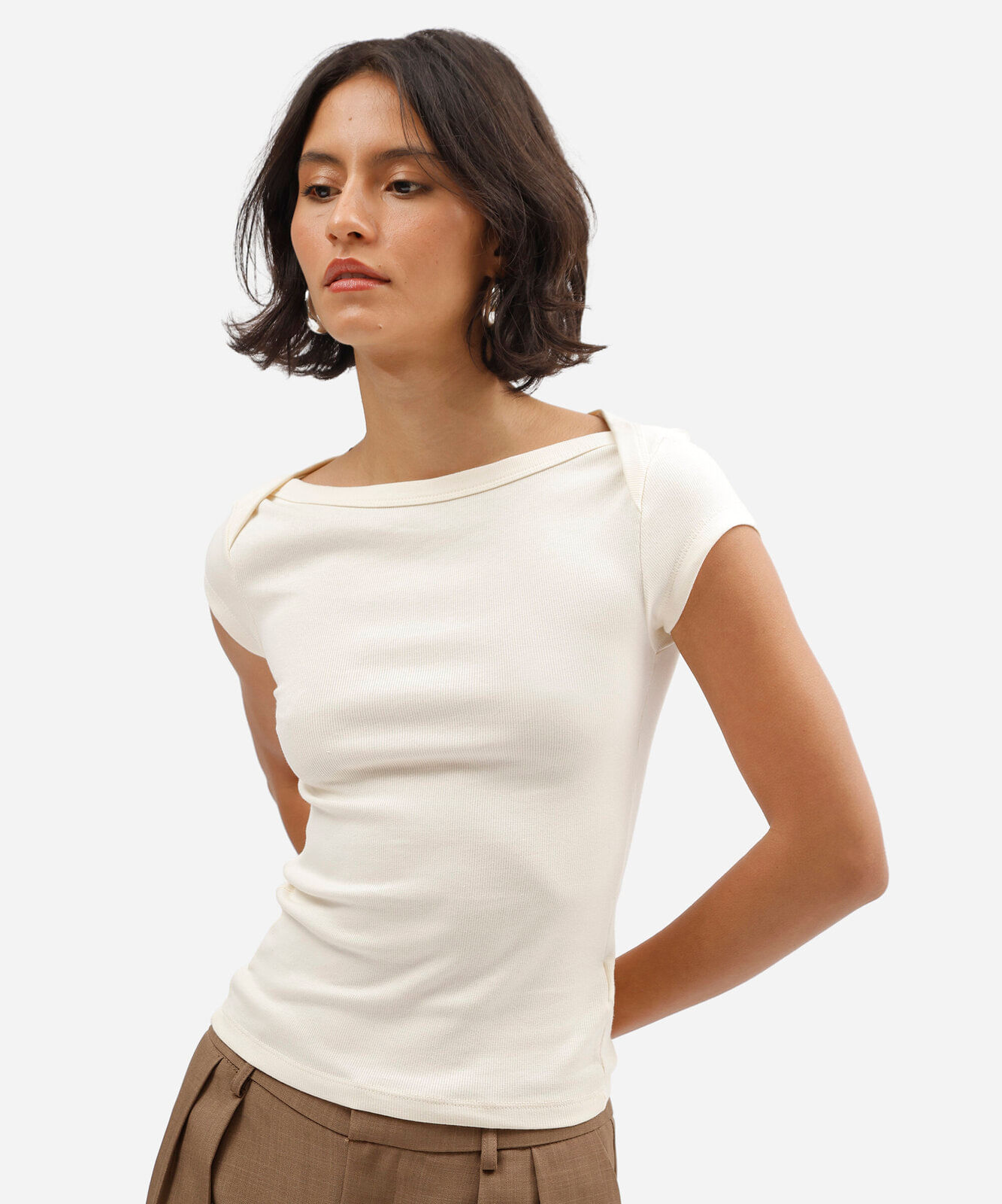 blusa feminina decote canoa manga curta bege