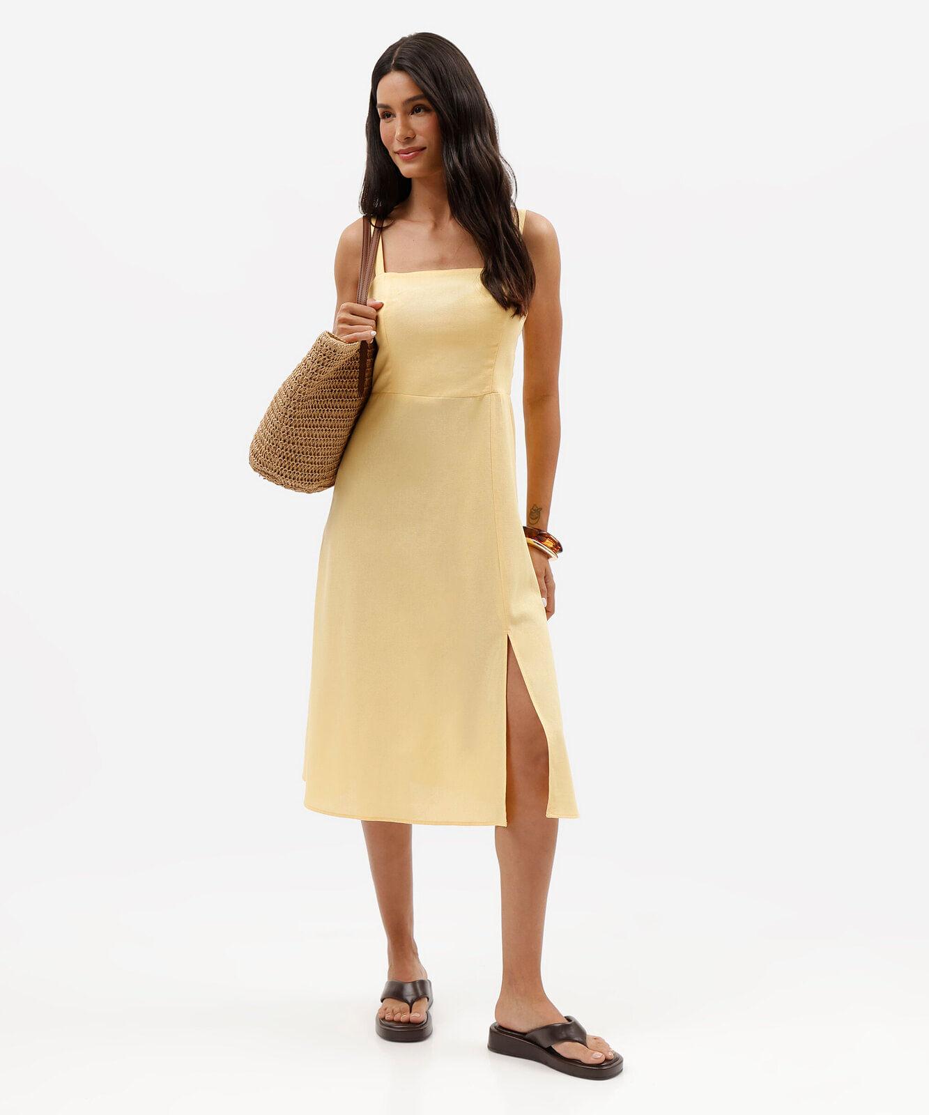 vestido midi com linho decote quadrado amarelo