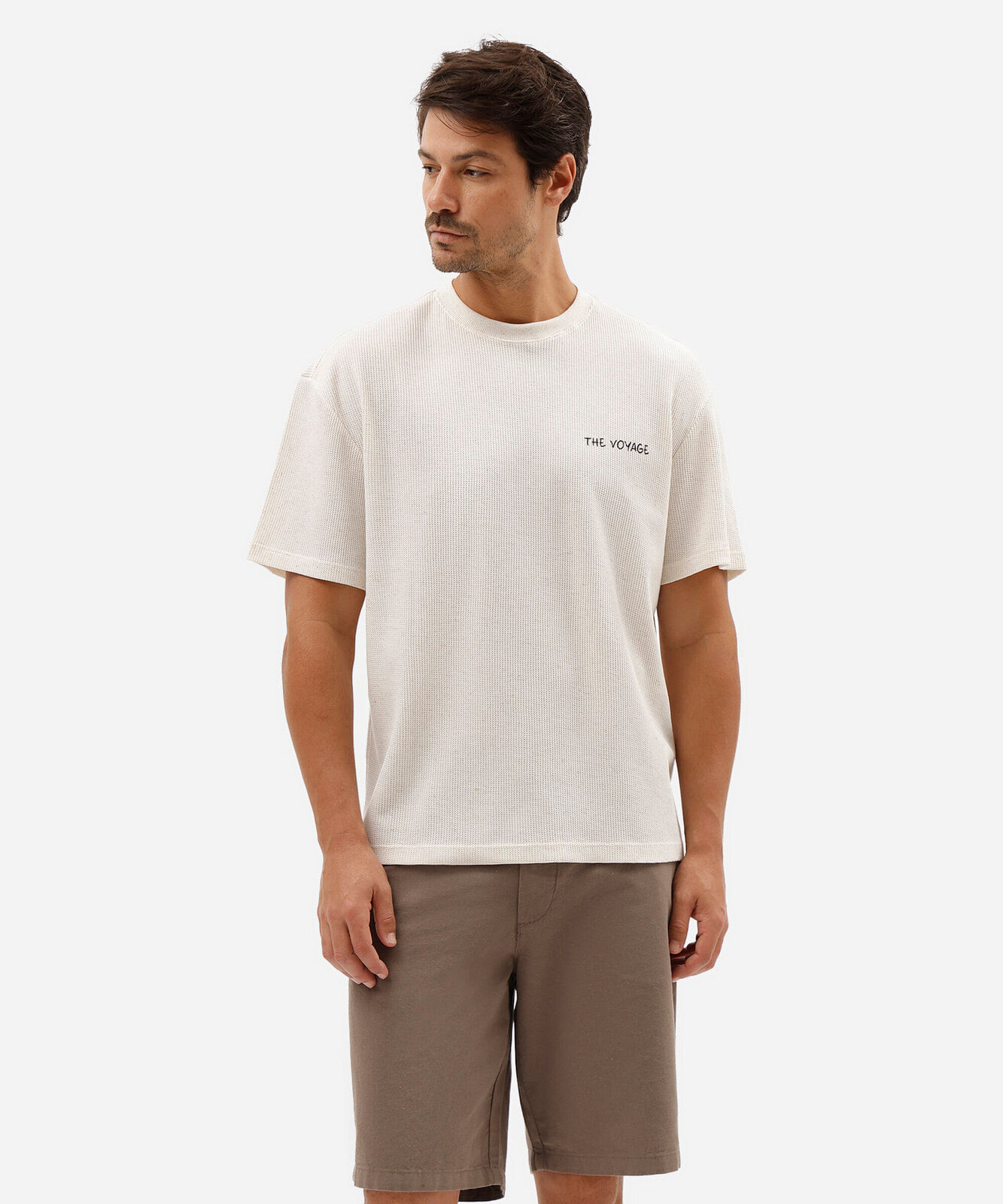 camiseta masculina com linho manga curta texturizada estampada bege