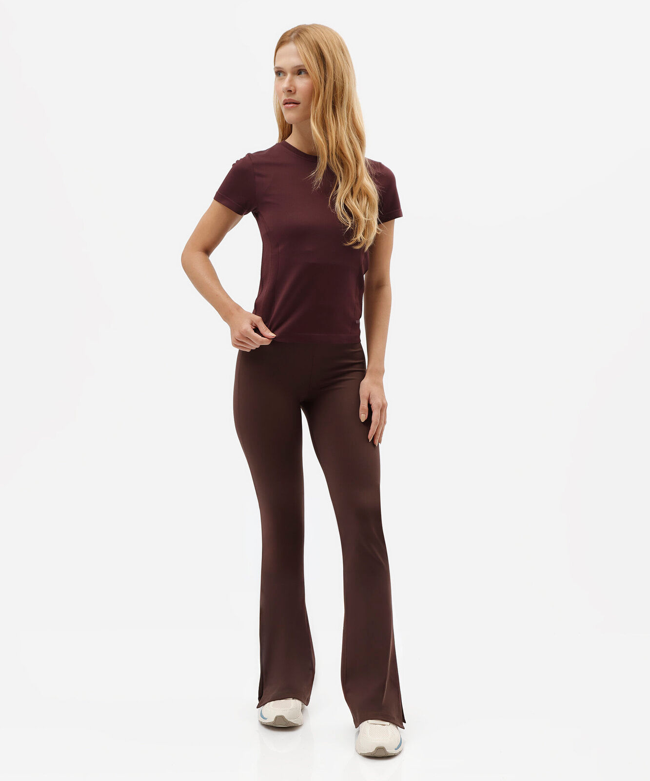 calça flare esportiva feminina de poliamida com fendas marrom