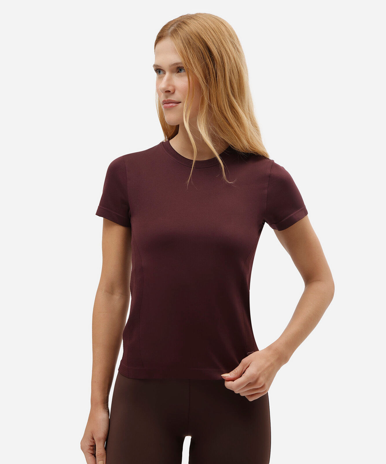 camiseta esportiva feminina de poliamida sem costura vinho