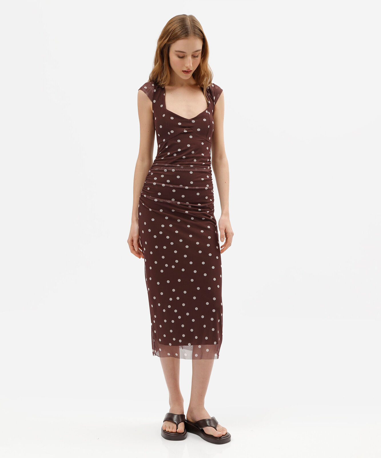 vestido midi feminino de tule franzido poá marrom