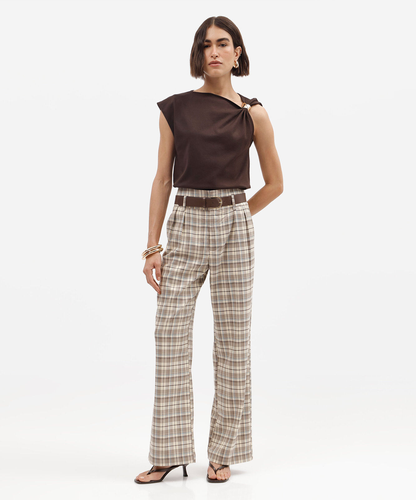 calça wide leg feminina com cinto xadrez bege