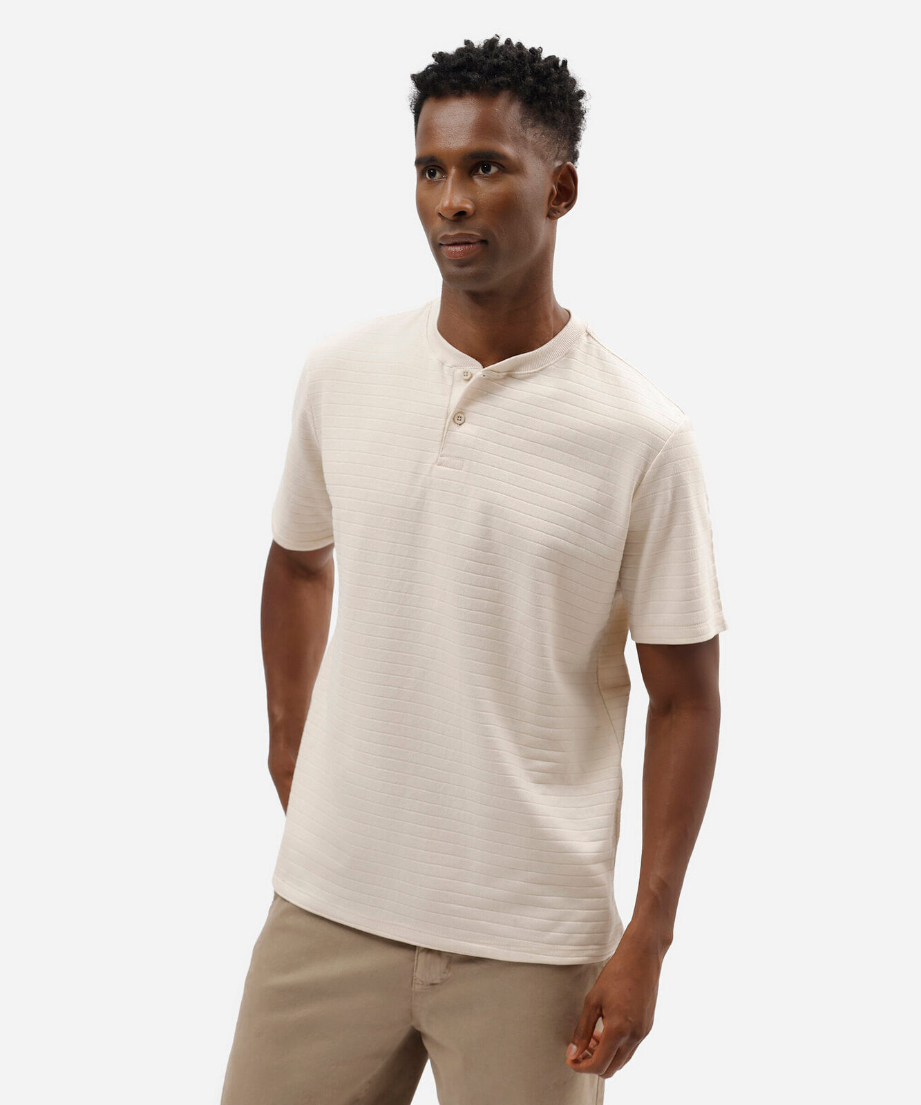 camiseta masculina henley listrada bege