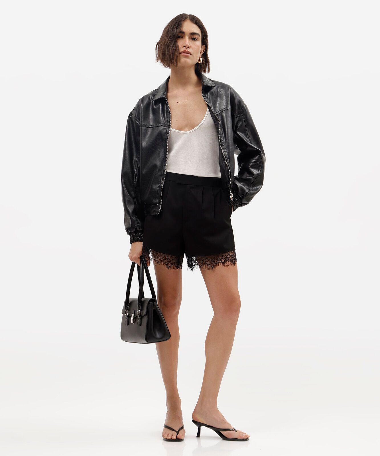 short de alfaiataria feminino com pregas e renda preta