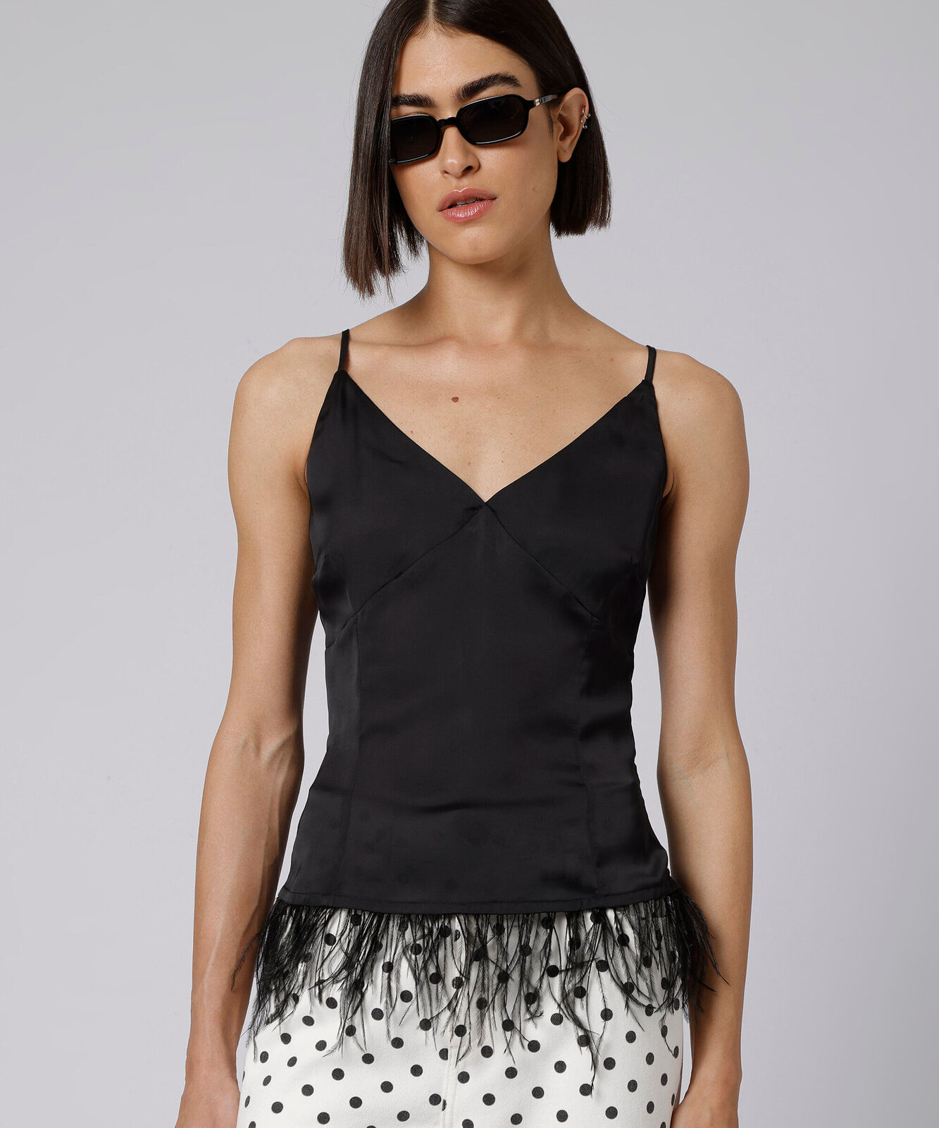 regata alça fina feminina acetinada com plumas mindset preta